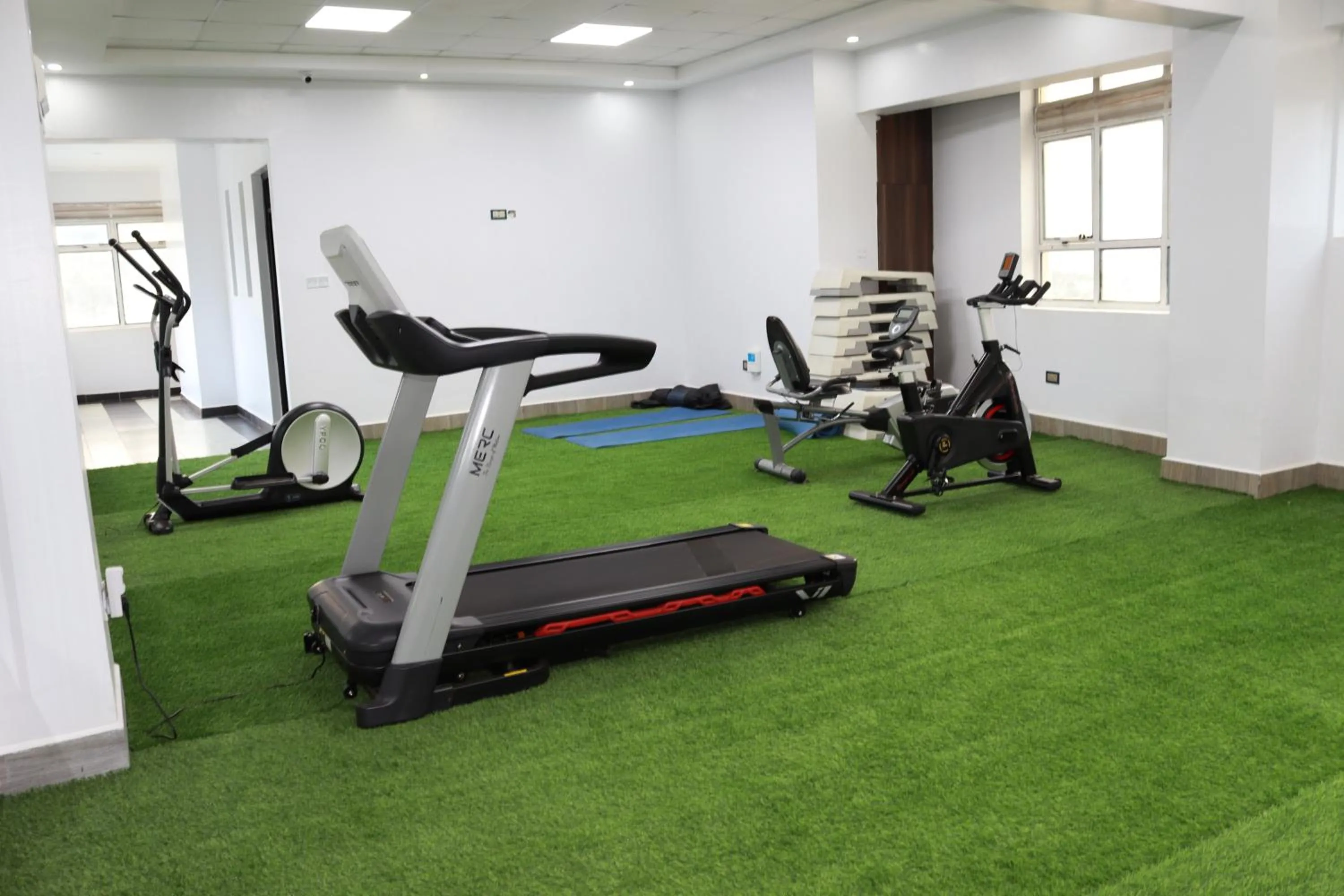 Fitness centre/facilities in Dallas Premiere Hotel