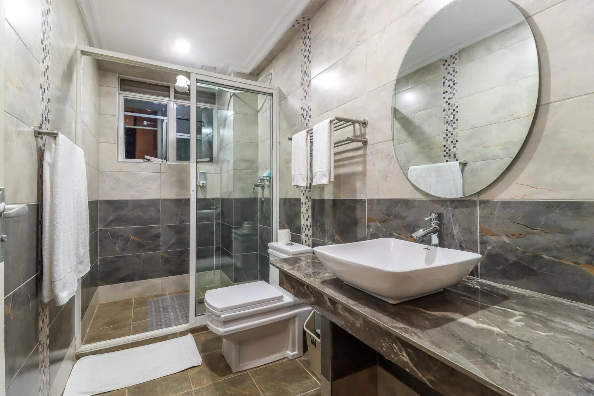 Bathroom in Dallas Premiere Hotel