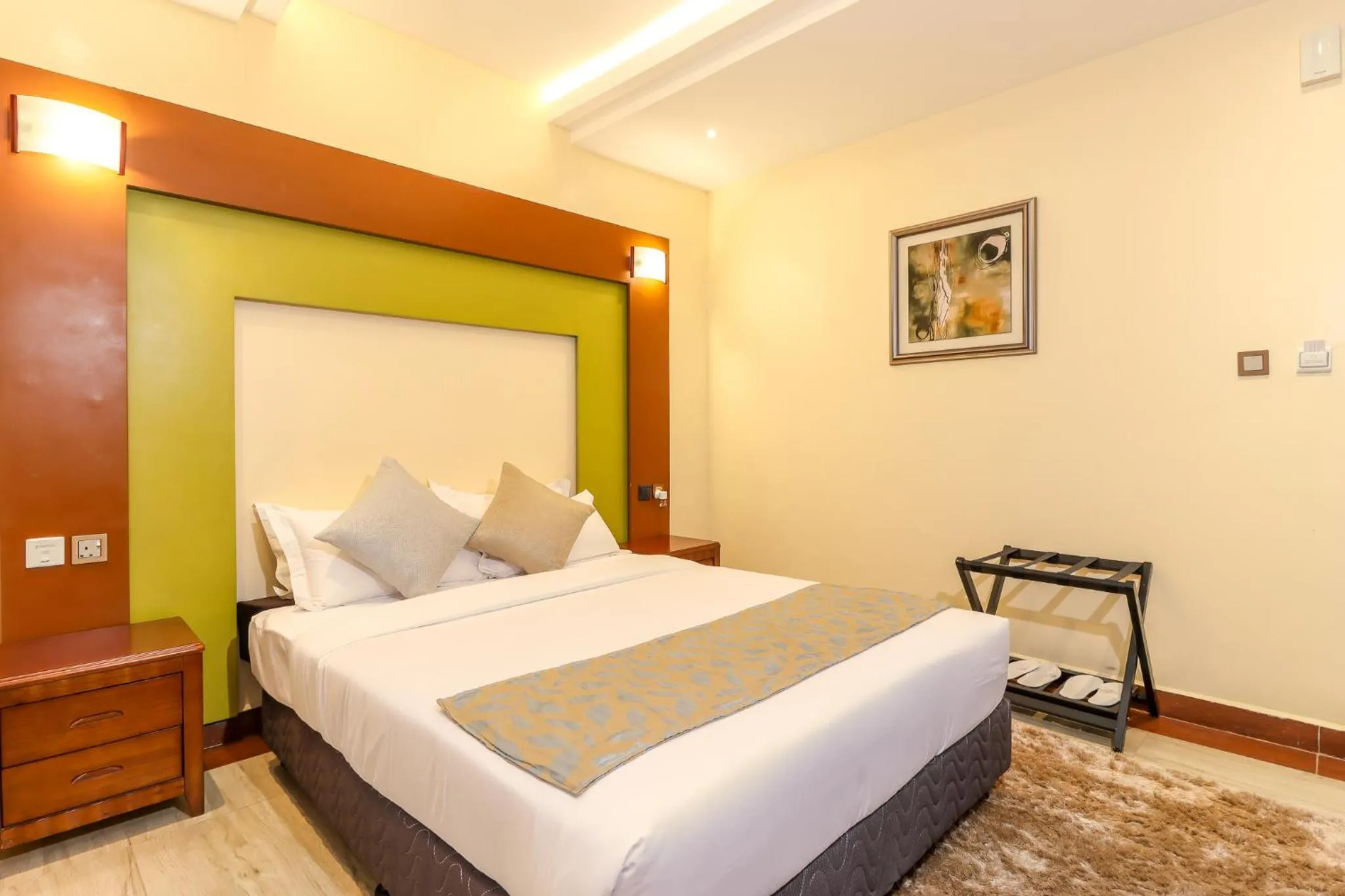 Bed in Dallas Premiere Hotel