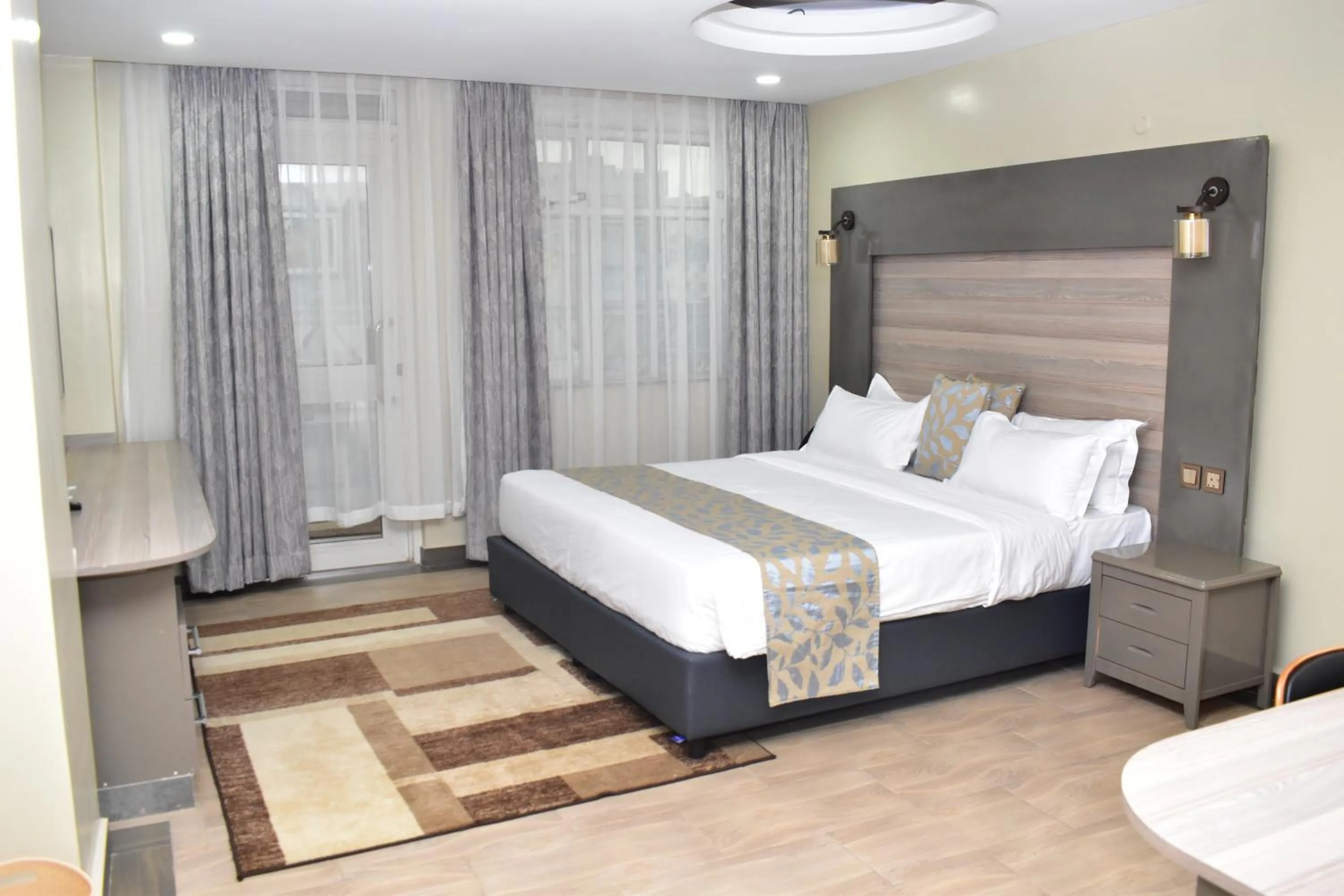 Photo of the whole room, Bed in Dallas Premiere Hotel