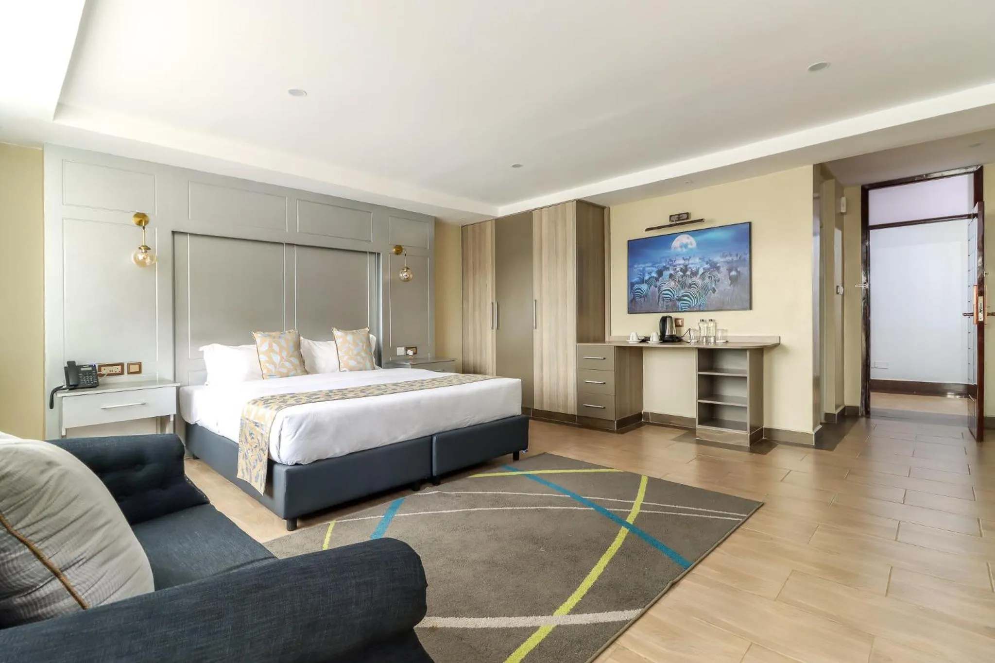 Photo of the whole room, Bed in Dallas Premiere Hotel
