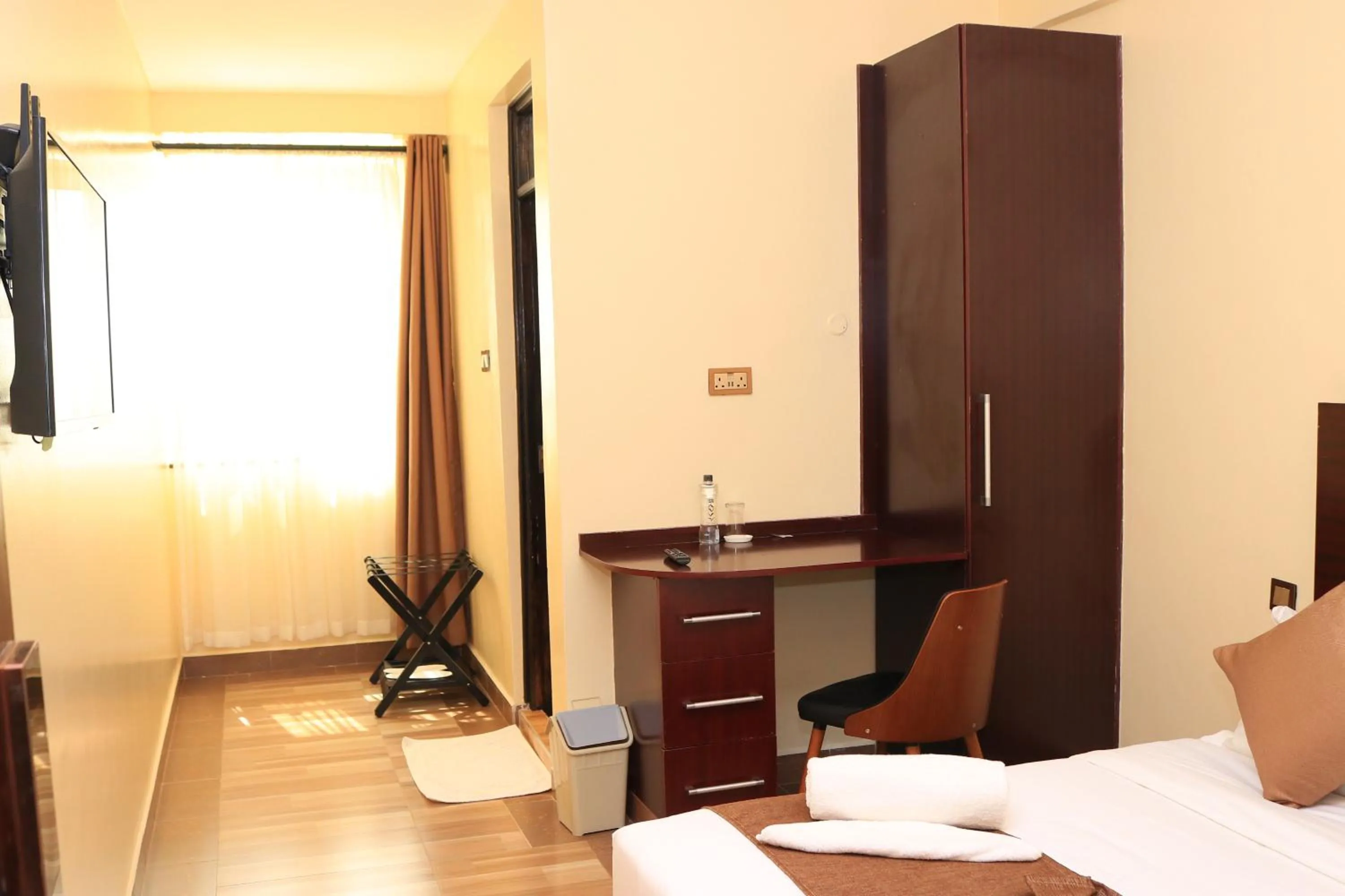 Seating area, Bed in Dallas Premiere Hotel