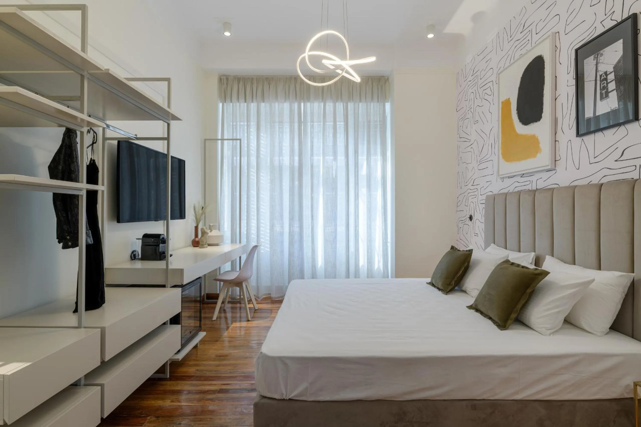An Outstanding 3 bdrm Apartment in the Heart of Athens
