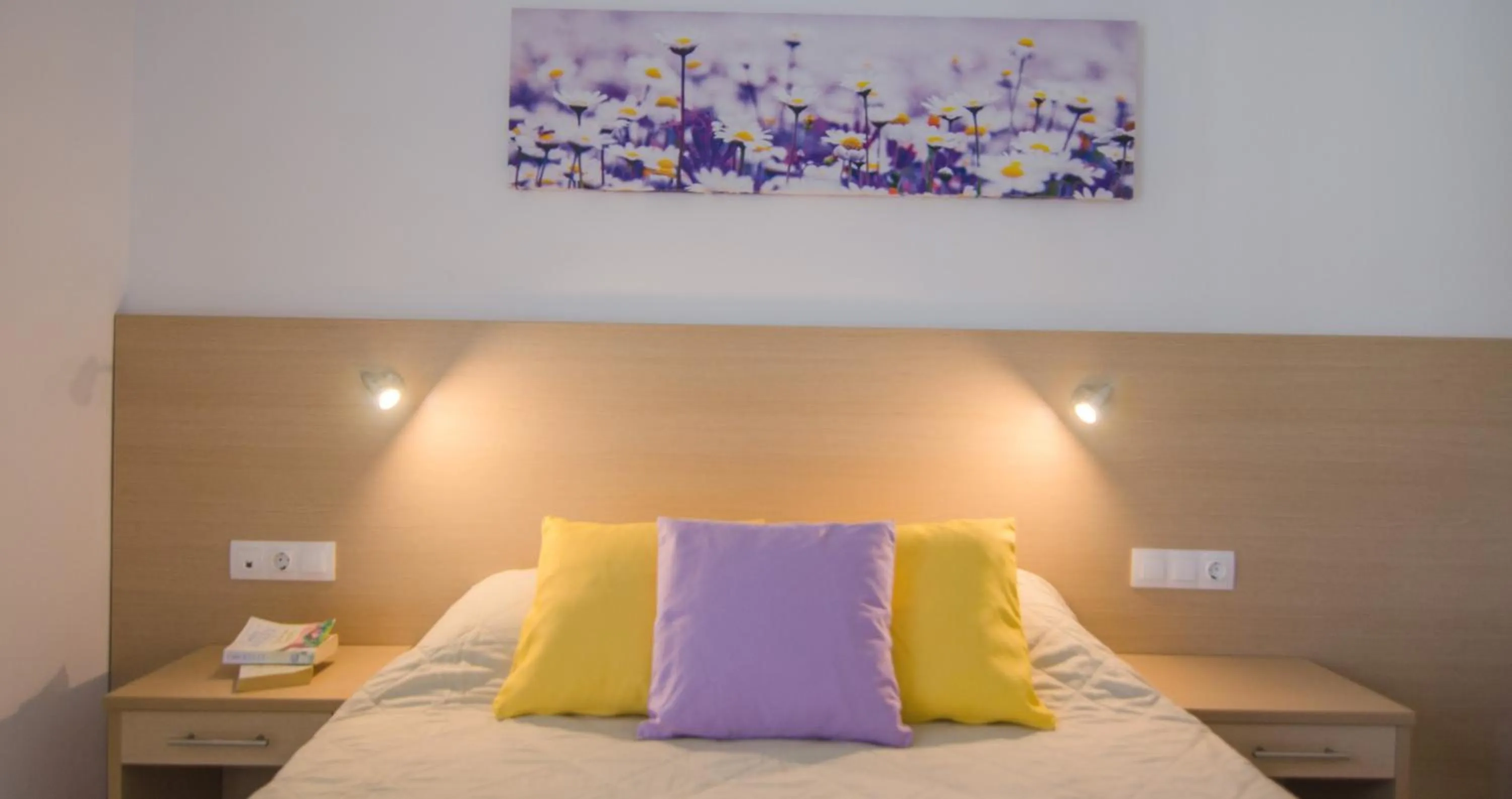 Bedroom, Bed in Brother's Hotel