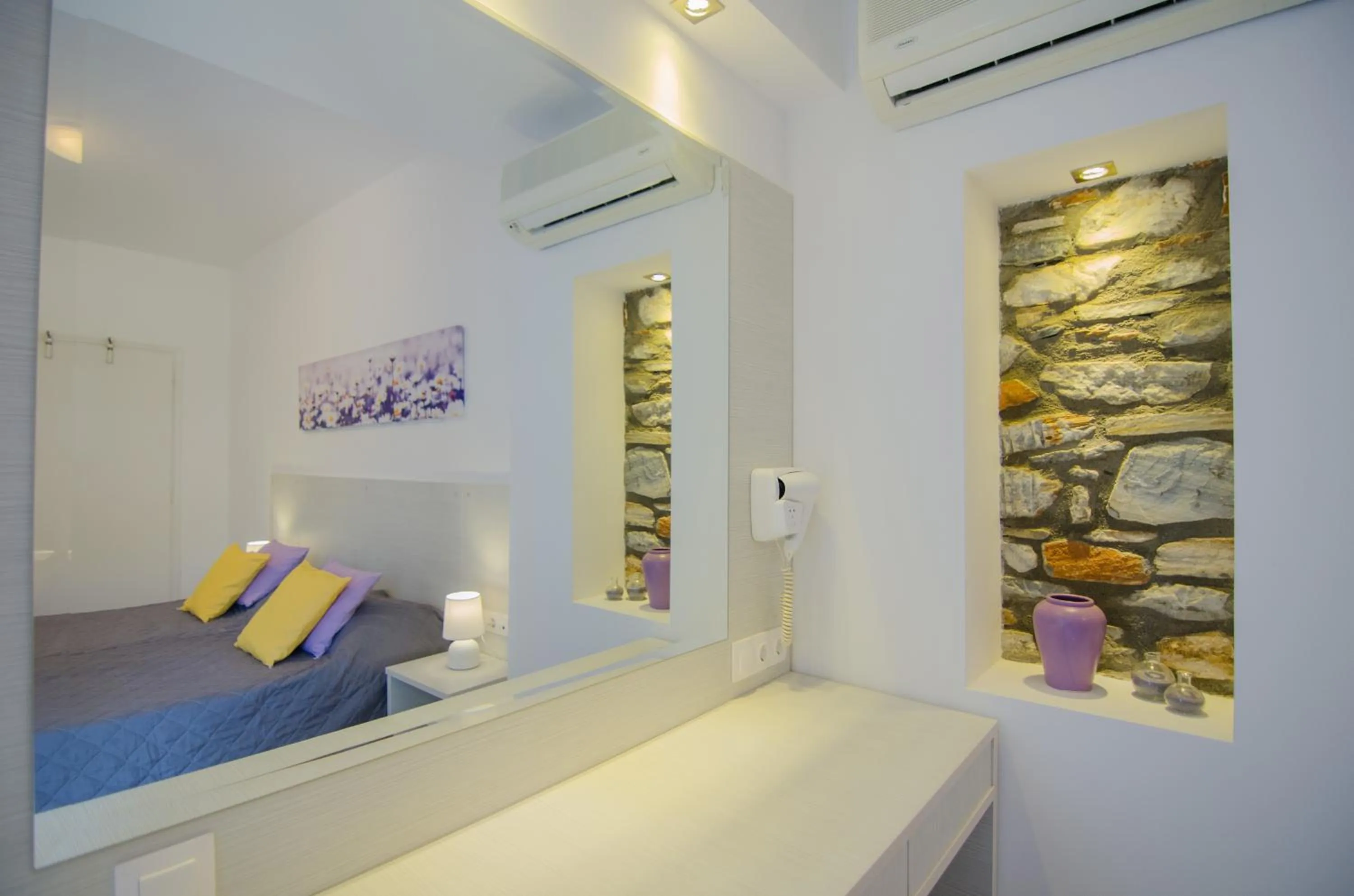 Bedroom, Bed in Brother's Hotel