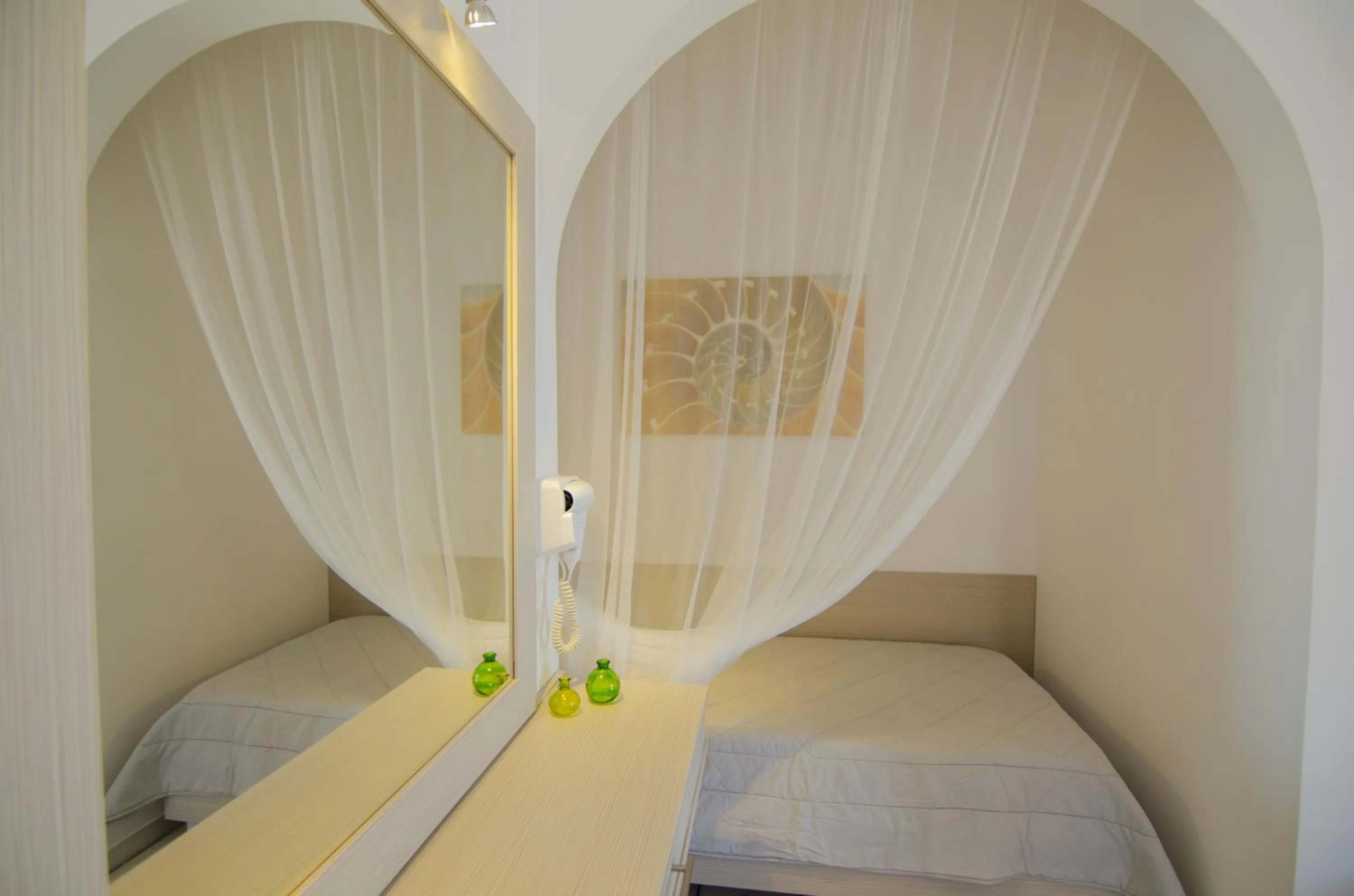 Bedroom, Bed in Brother's Hotel