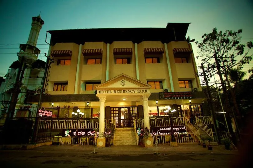 Restaurant/places to eat in HOTEL RESIDENCY PARK