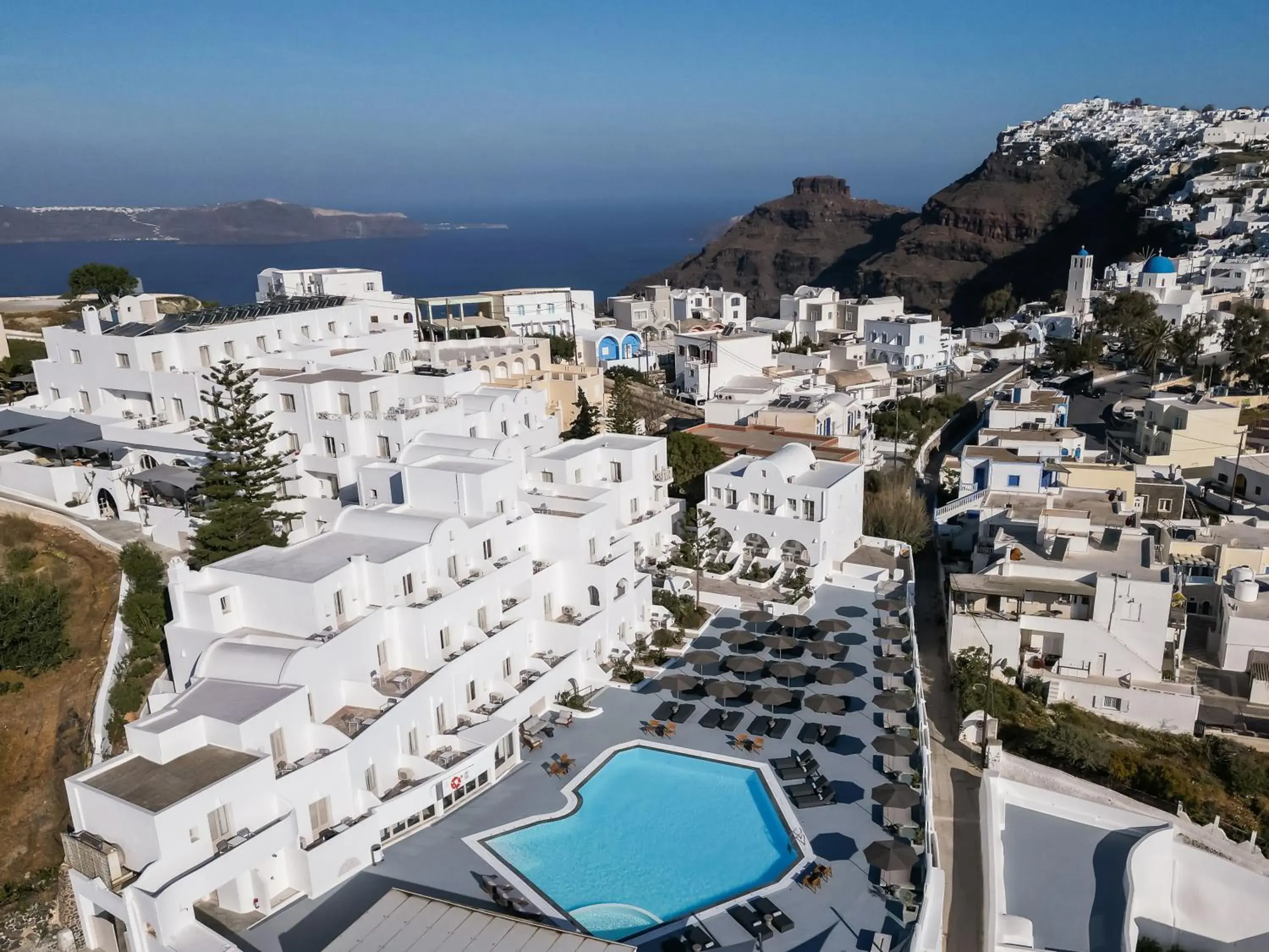 Property building in Santorini Palace Property building in Santorini Palace