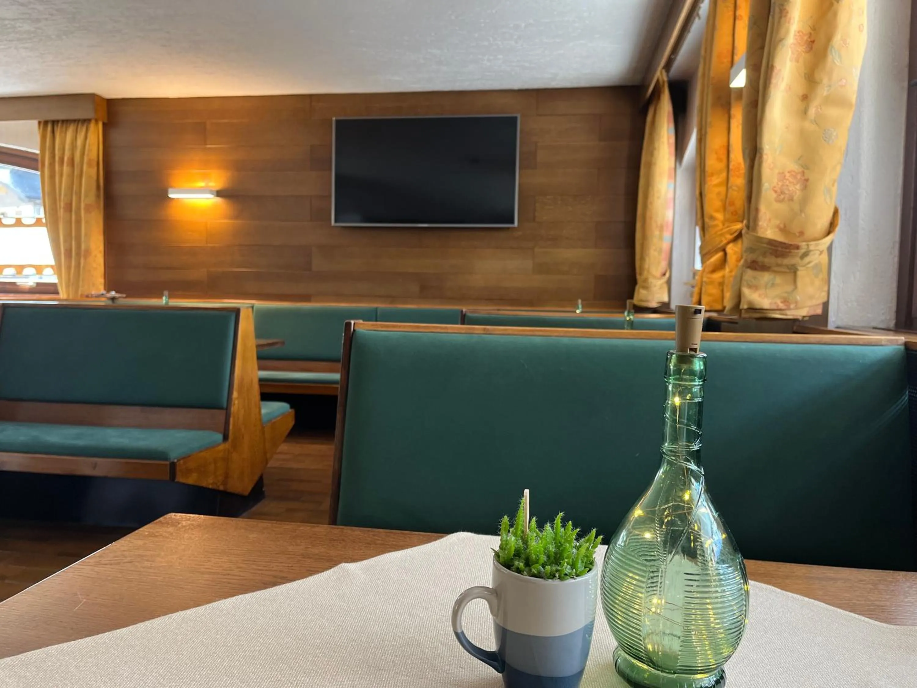 Communal lounge/ TV room in Hotel Alle Tre Baite