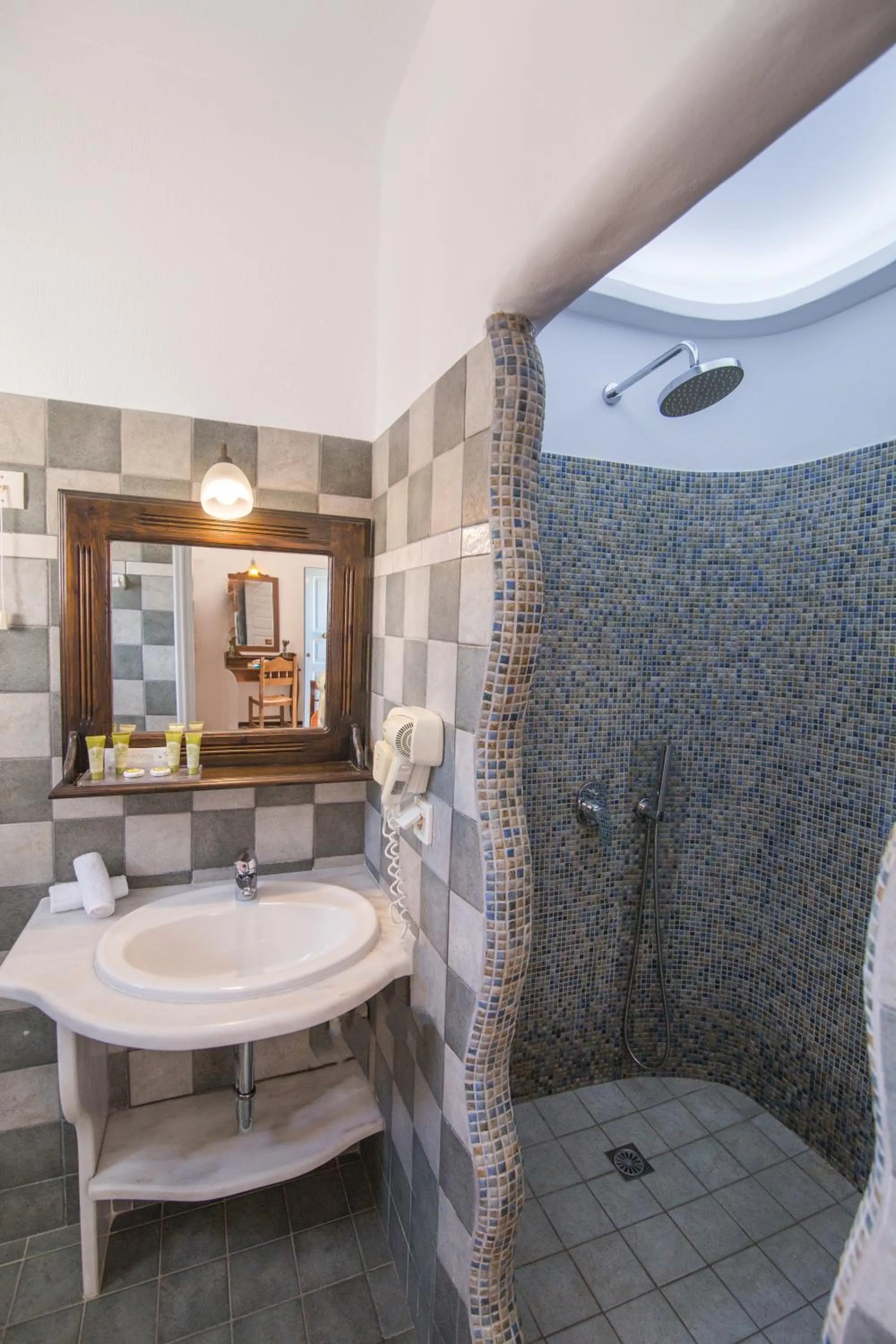 Shower in Anemoessa Villa