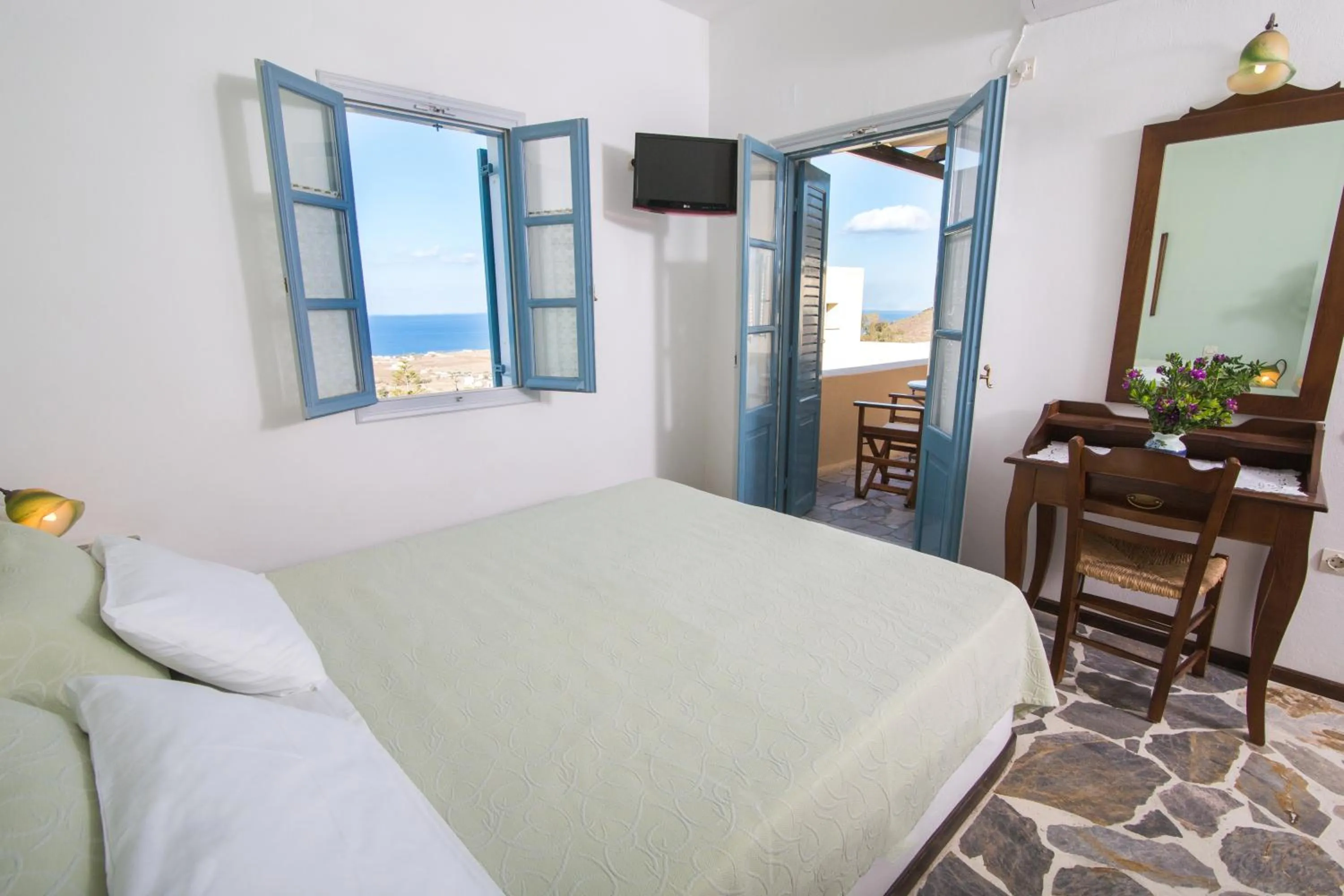 TV and multimedia, Bed in Anemoessa Villa