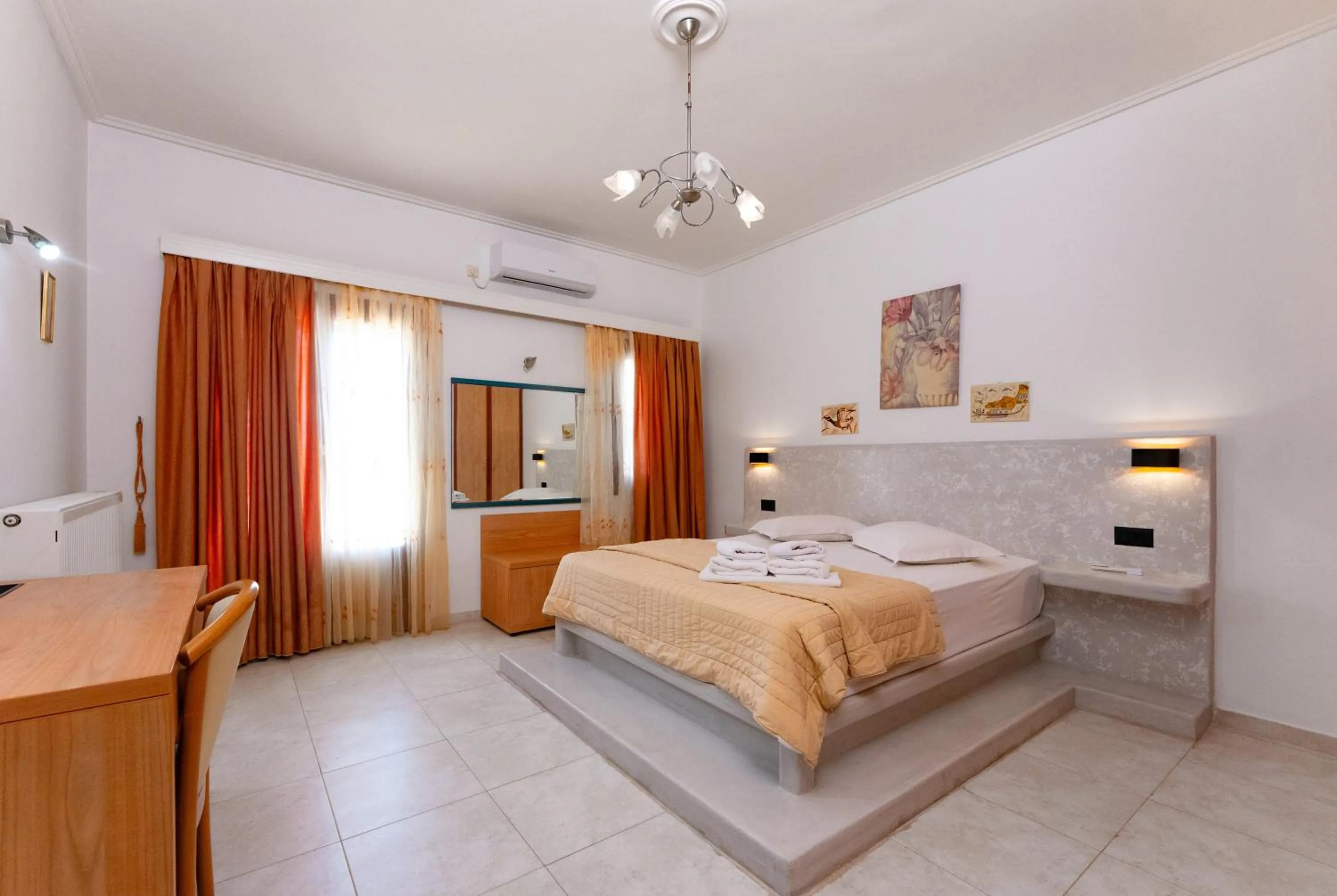 Bed in Birds Villa Apartments with Heated Pool - Including Car and Breakfast