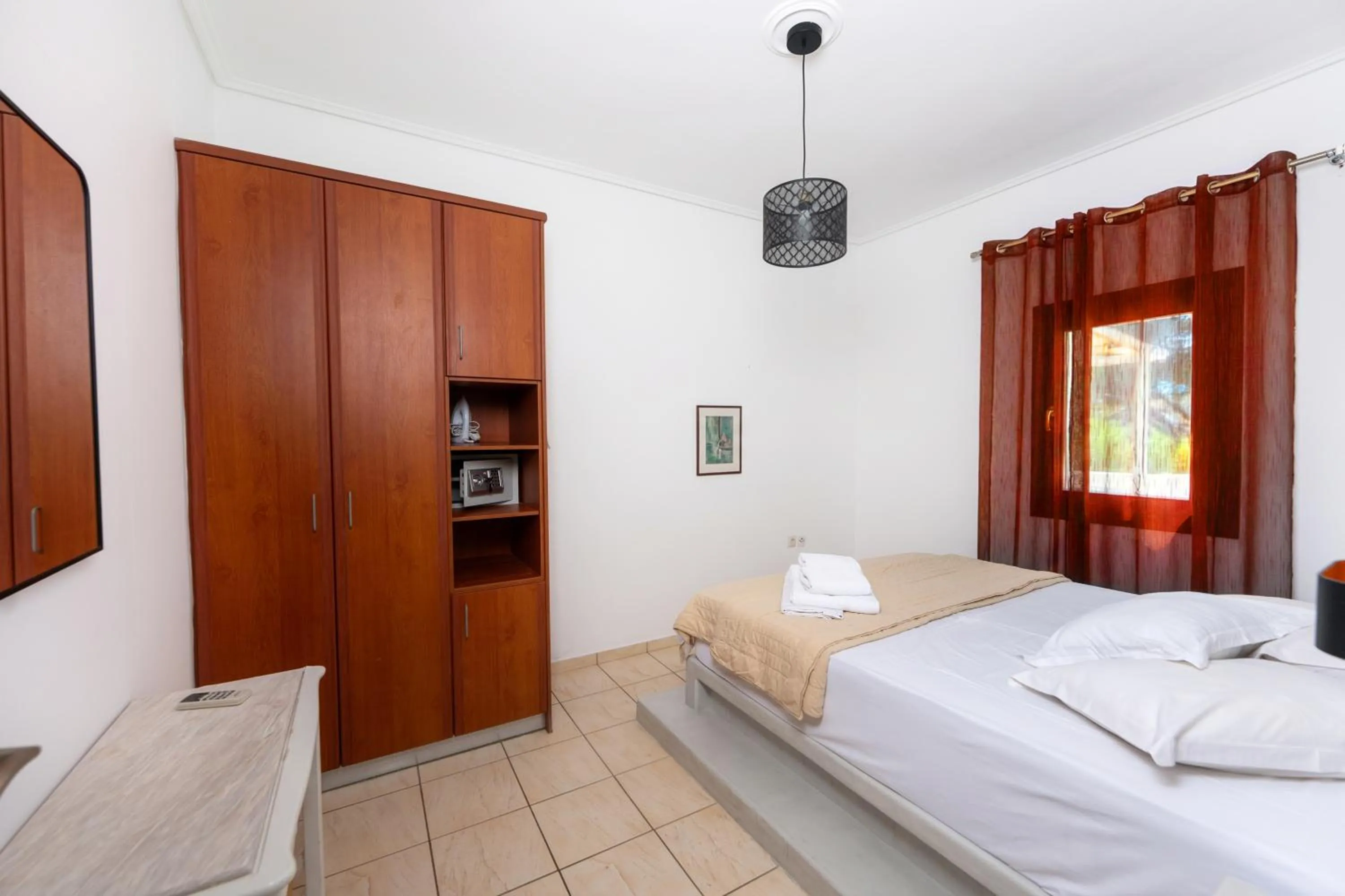 Bed in Birds Villa Apartments with Heated Pool - Including Car and Breakfast