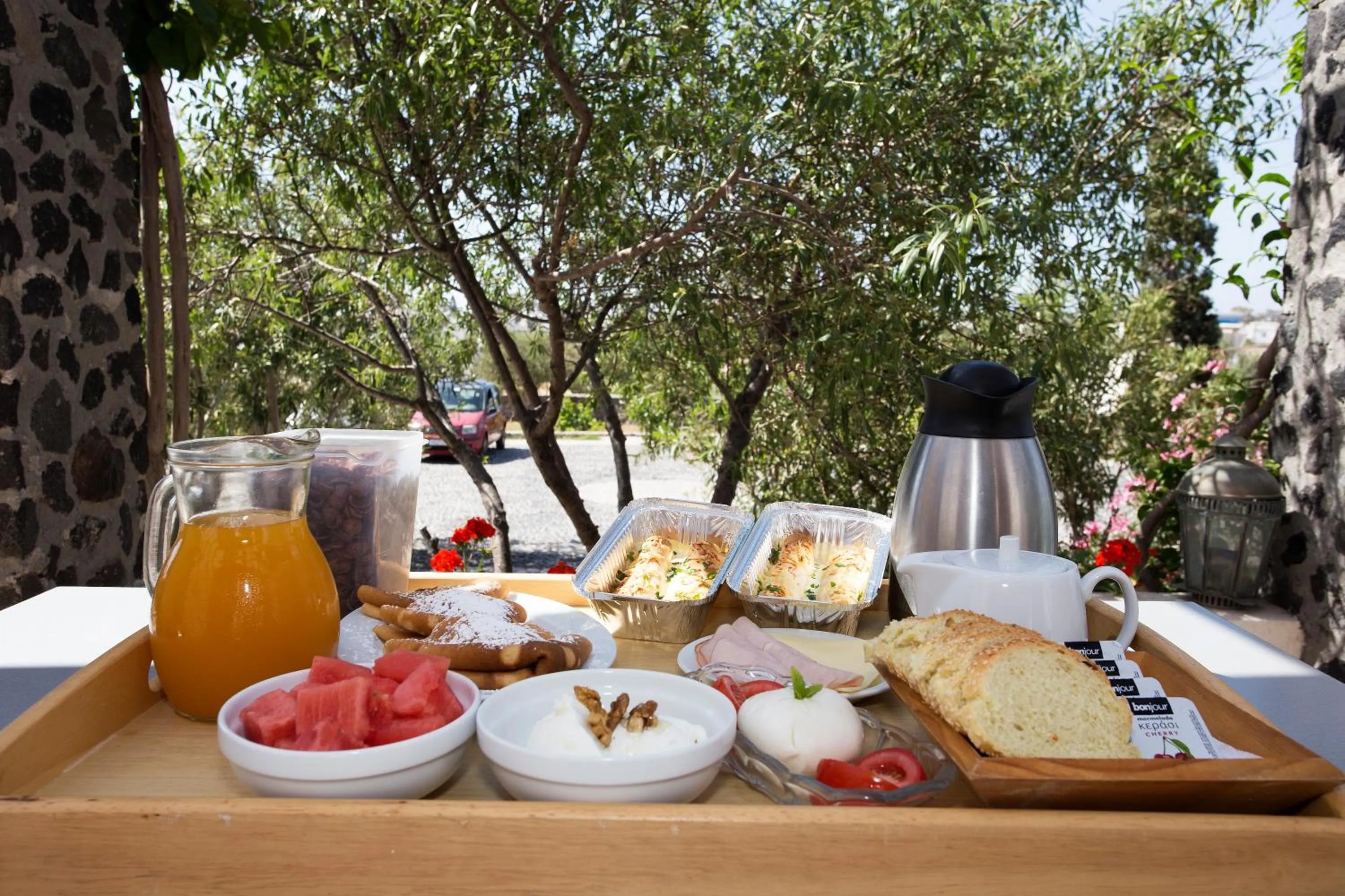 Breakfast in Birds Villa Apartments with Heated Pool - Including Car and Breakfast
