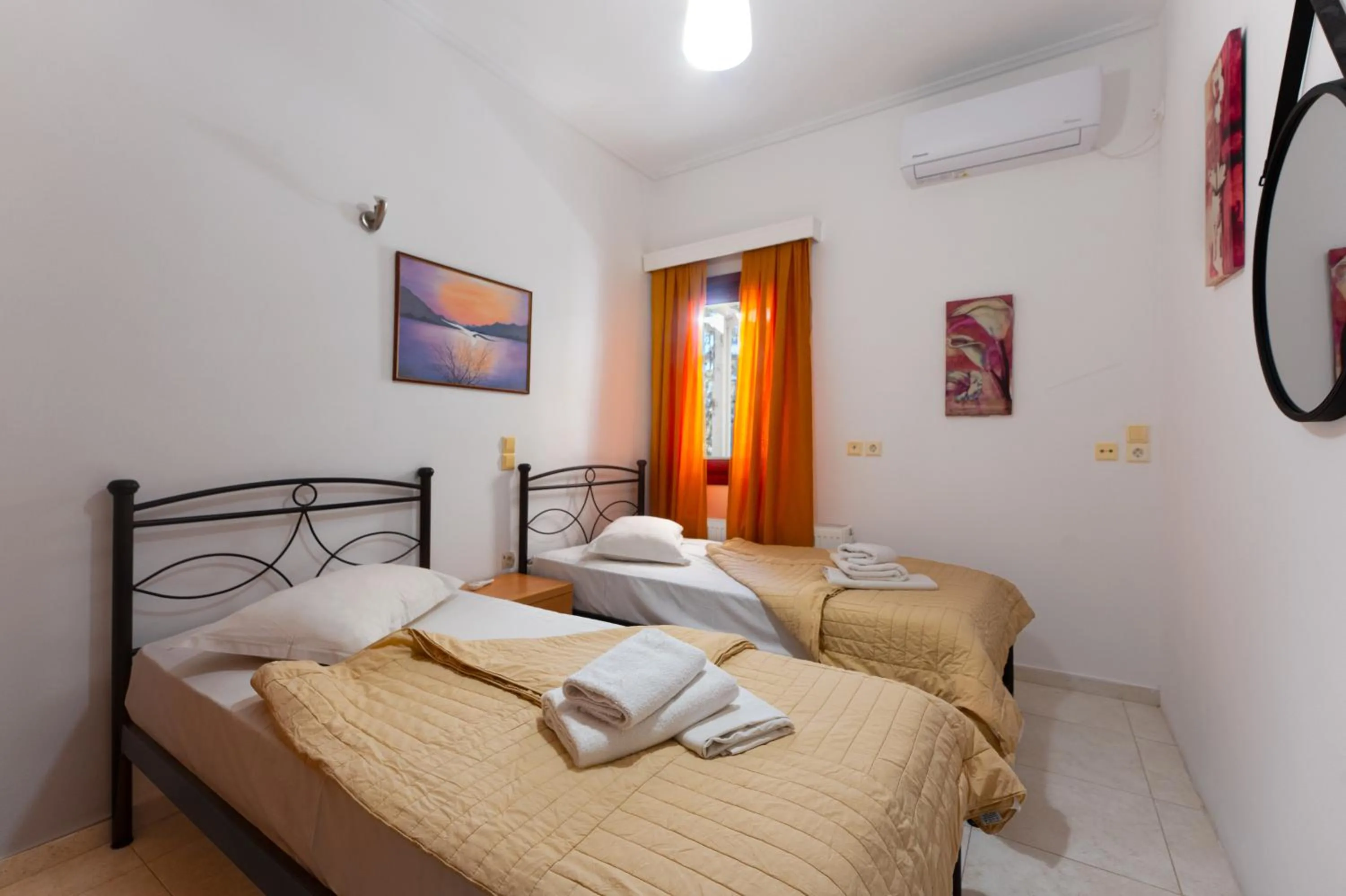 Bed in Birds Villa Apartments with Heated Pool - Including Car and Breakfast