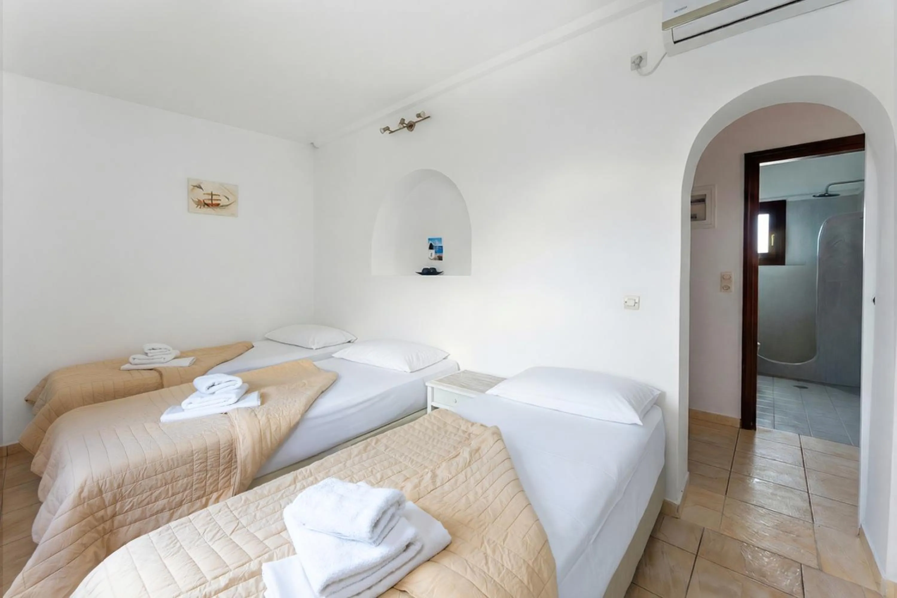 Bed in Birds Villa Apartments with Heated Pool - Including Car and Breakfast