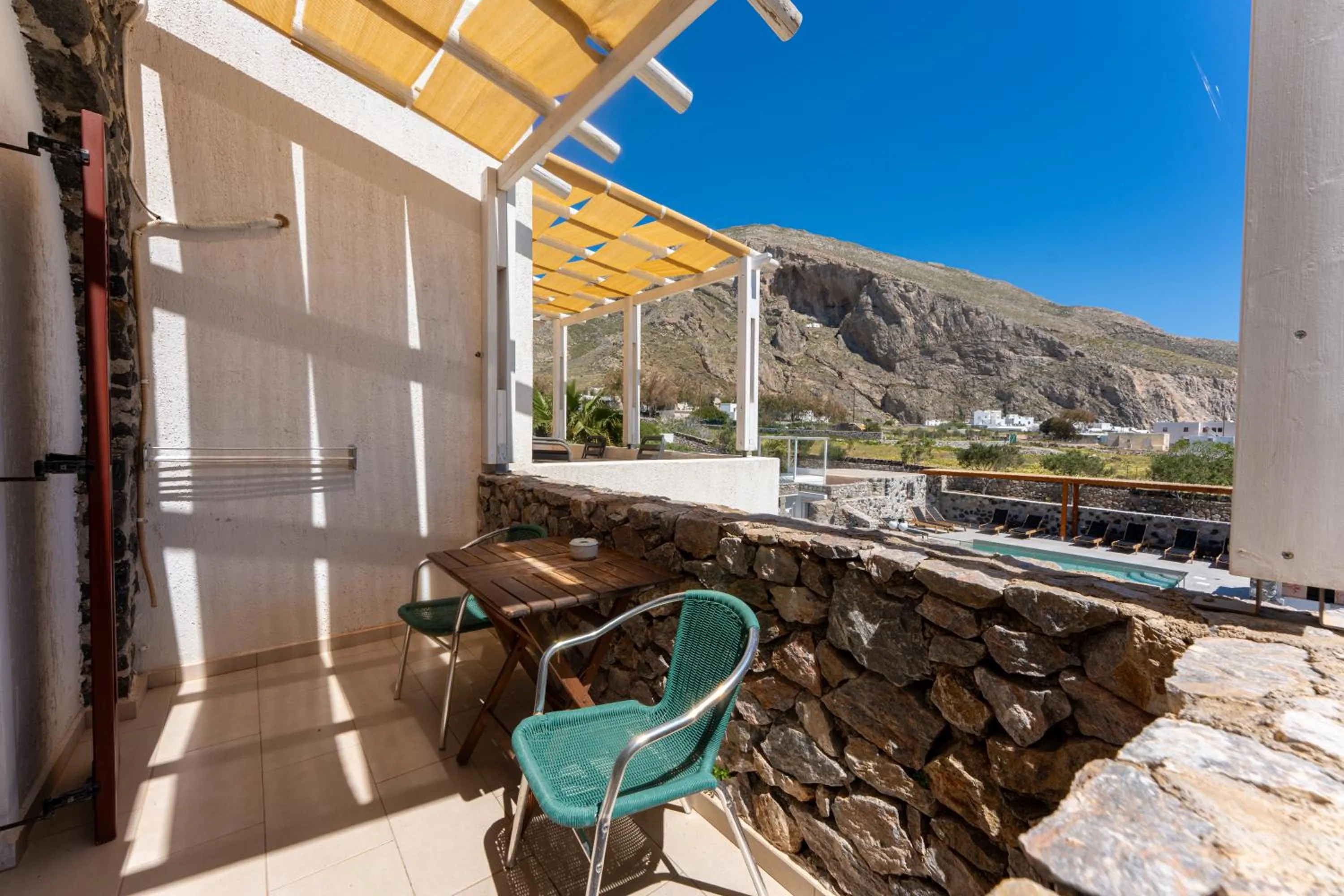 Birds Villa Apartments with Heated Pool - Including Car and Breakfast