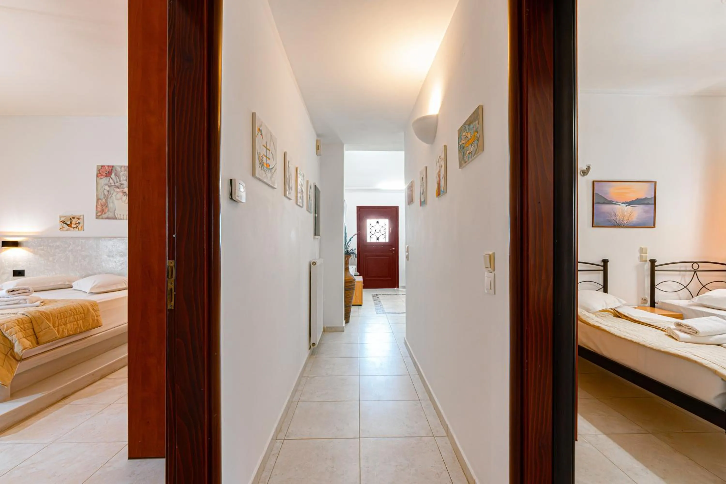 Bed in Birds Villa Apartments with Heated Pool - Including Car and Breakfast