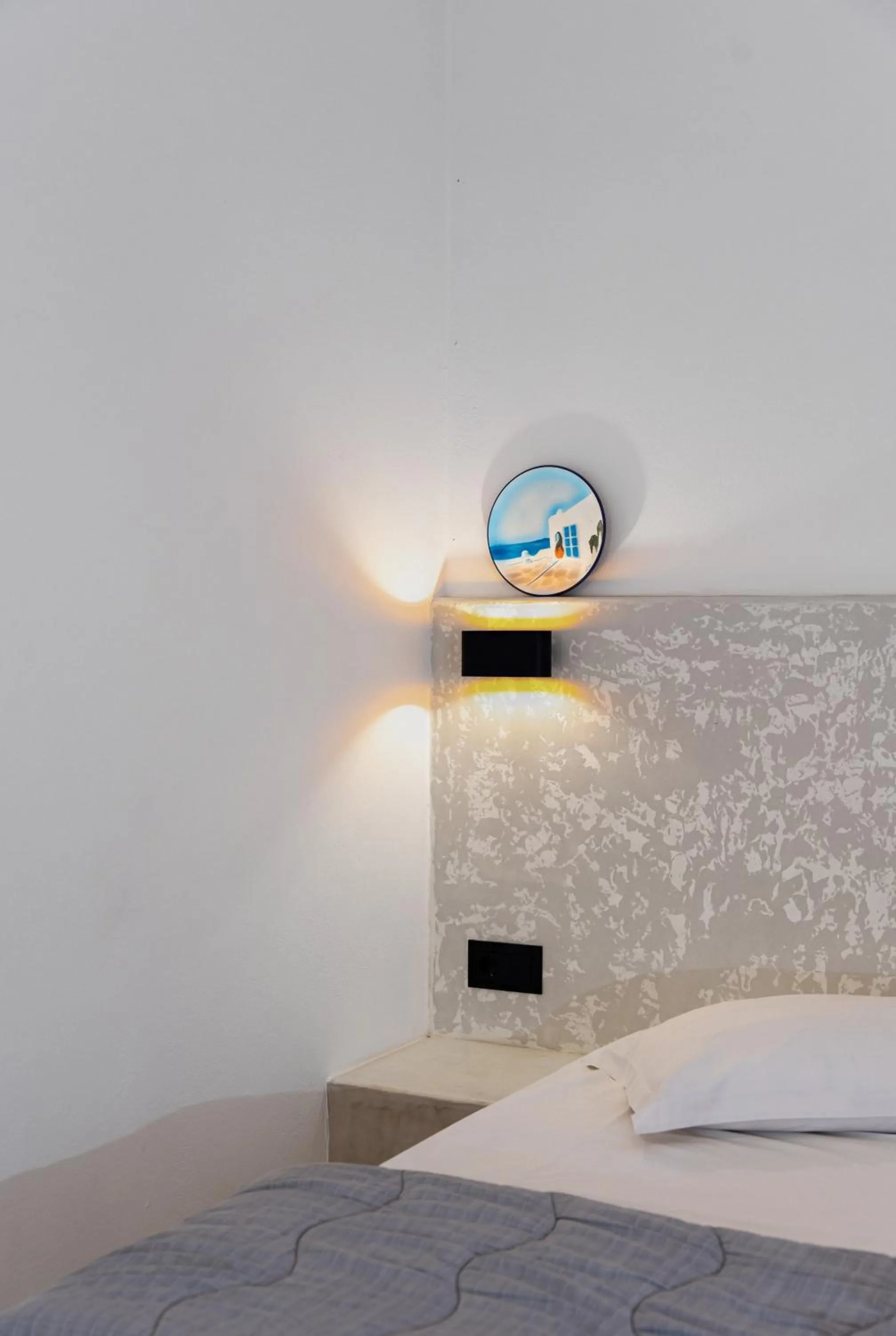 Bed in Birds Villa Apartments with Heated Pool - Including Car and Breakfast