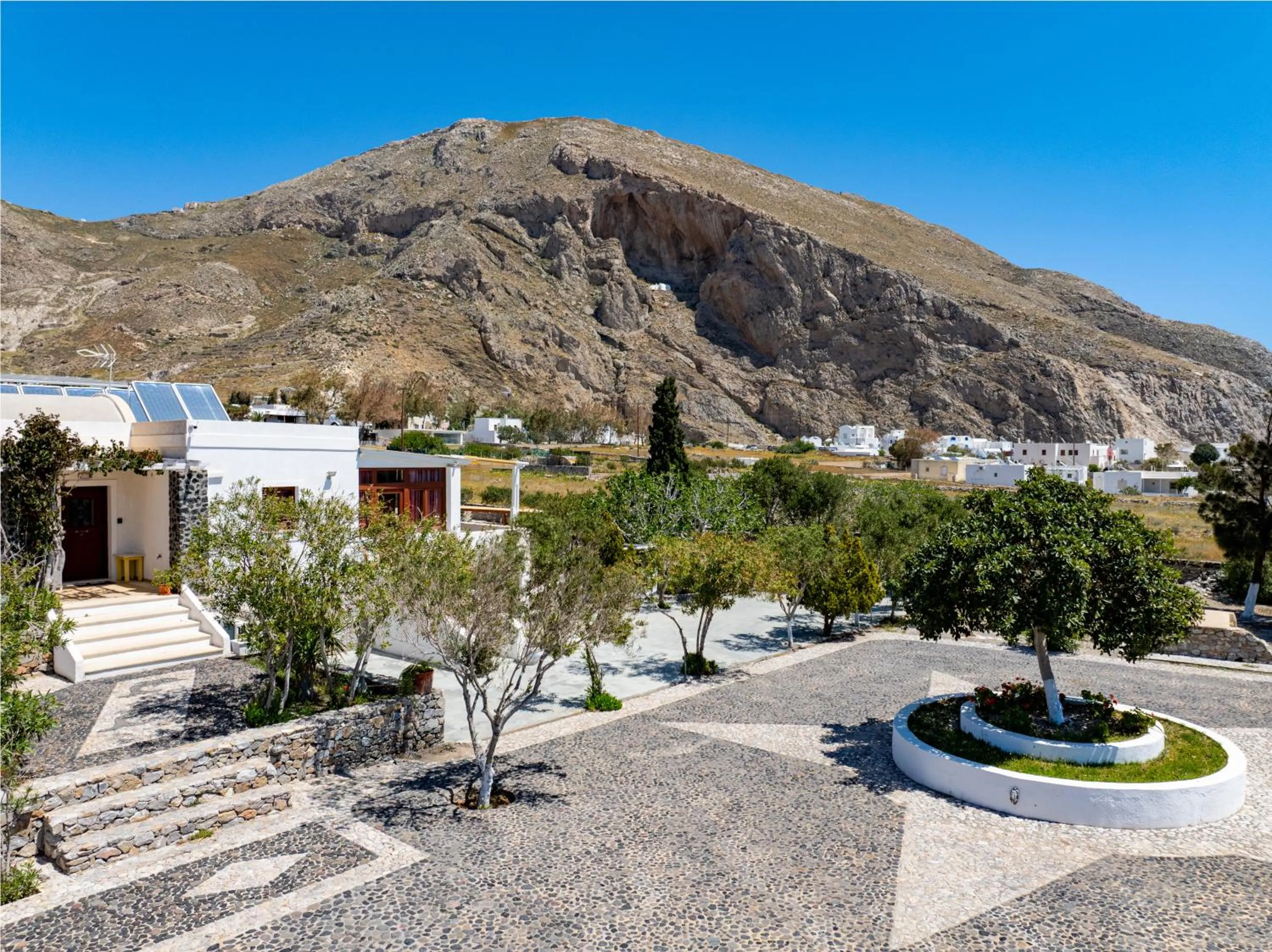 Birds Villa Apartments with Heated Pool - Including Car and Breakfast