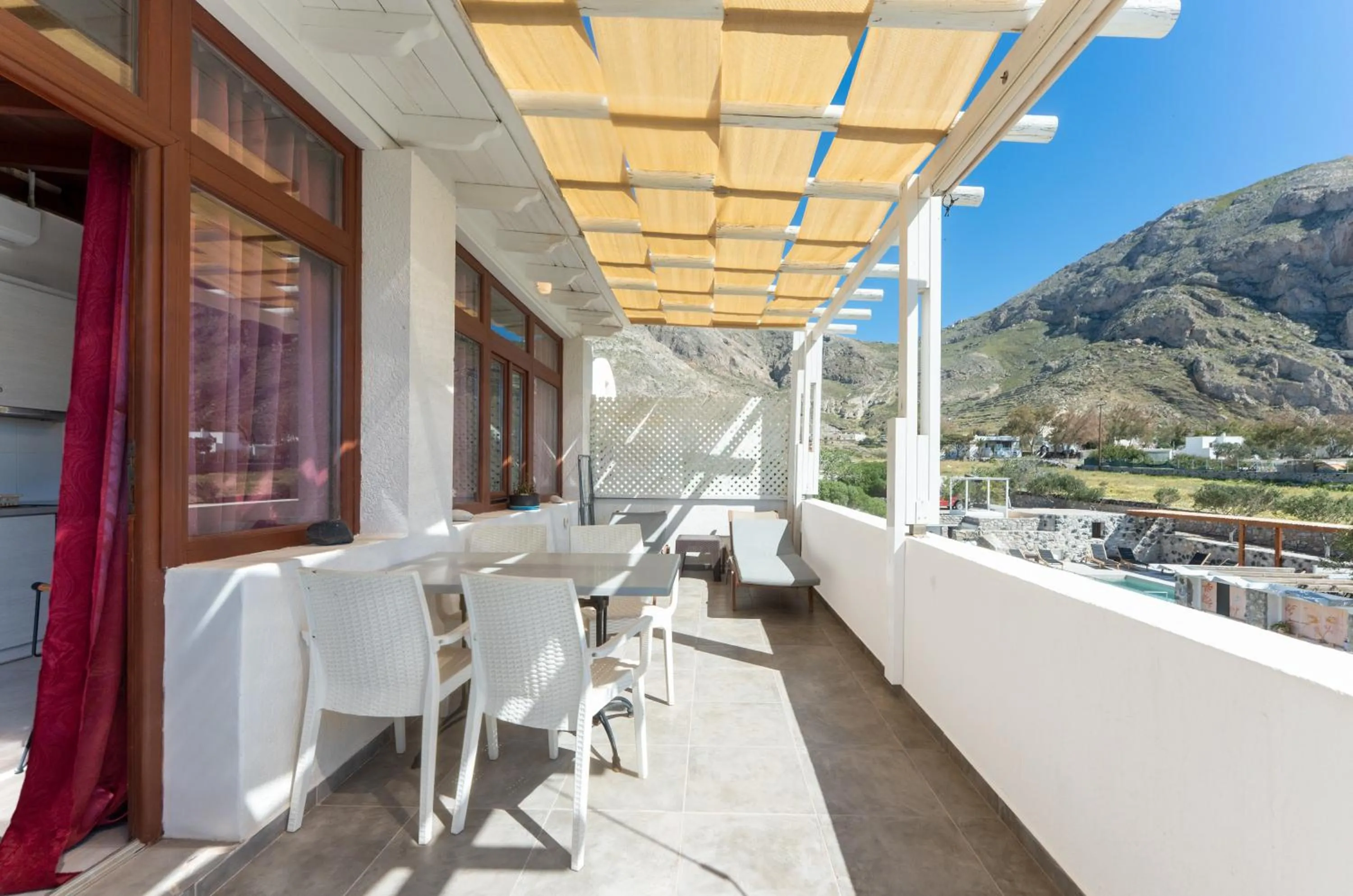 Birds Villa Apartments with Heated Pool - Including Car and Breakfast