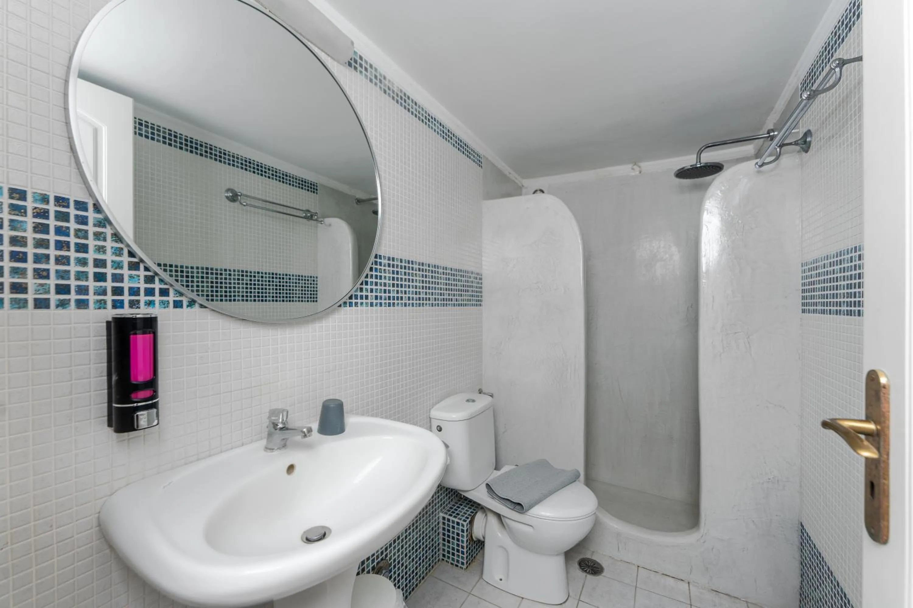 Birds Villa Apartments with Heated Pool - Including Car and Breakfast