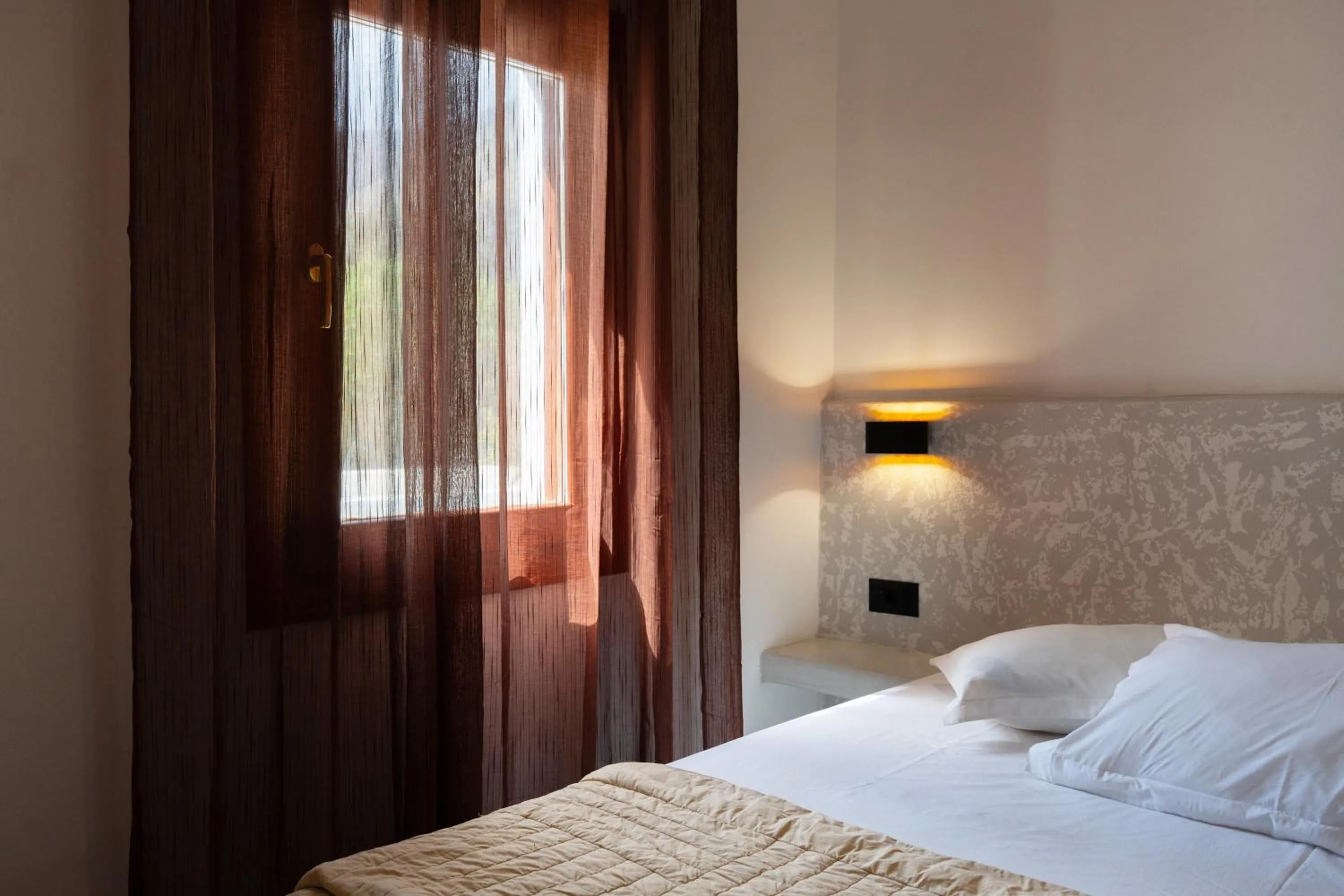 Bed in Birds Villa Apartments with Heated Pool - Including Car and Breakfast