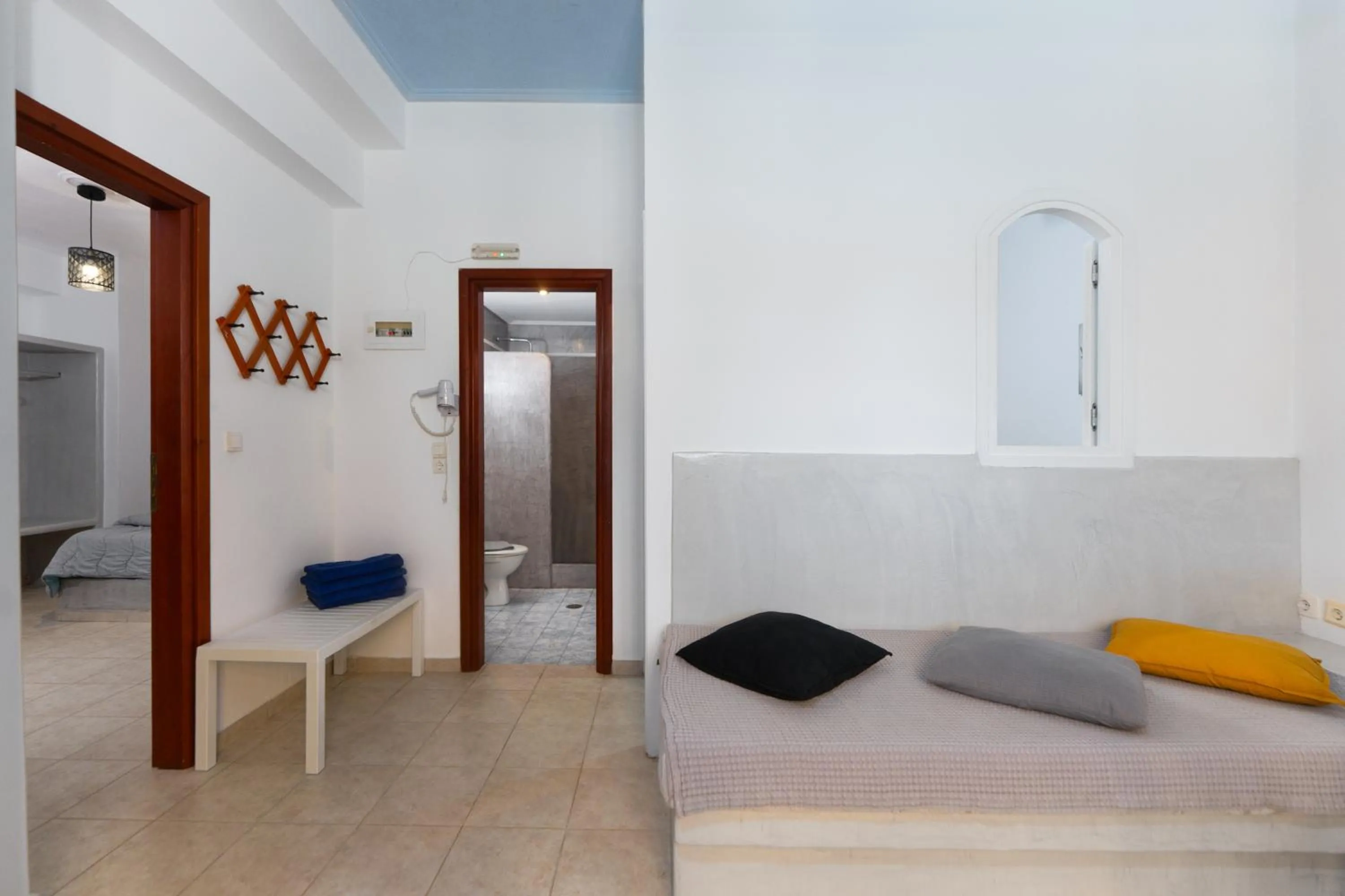 Bed in Birds Villa Apartments with Heated Pool - Including Car and Breakfast