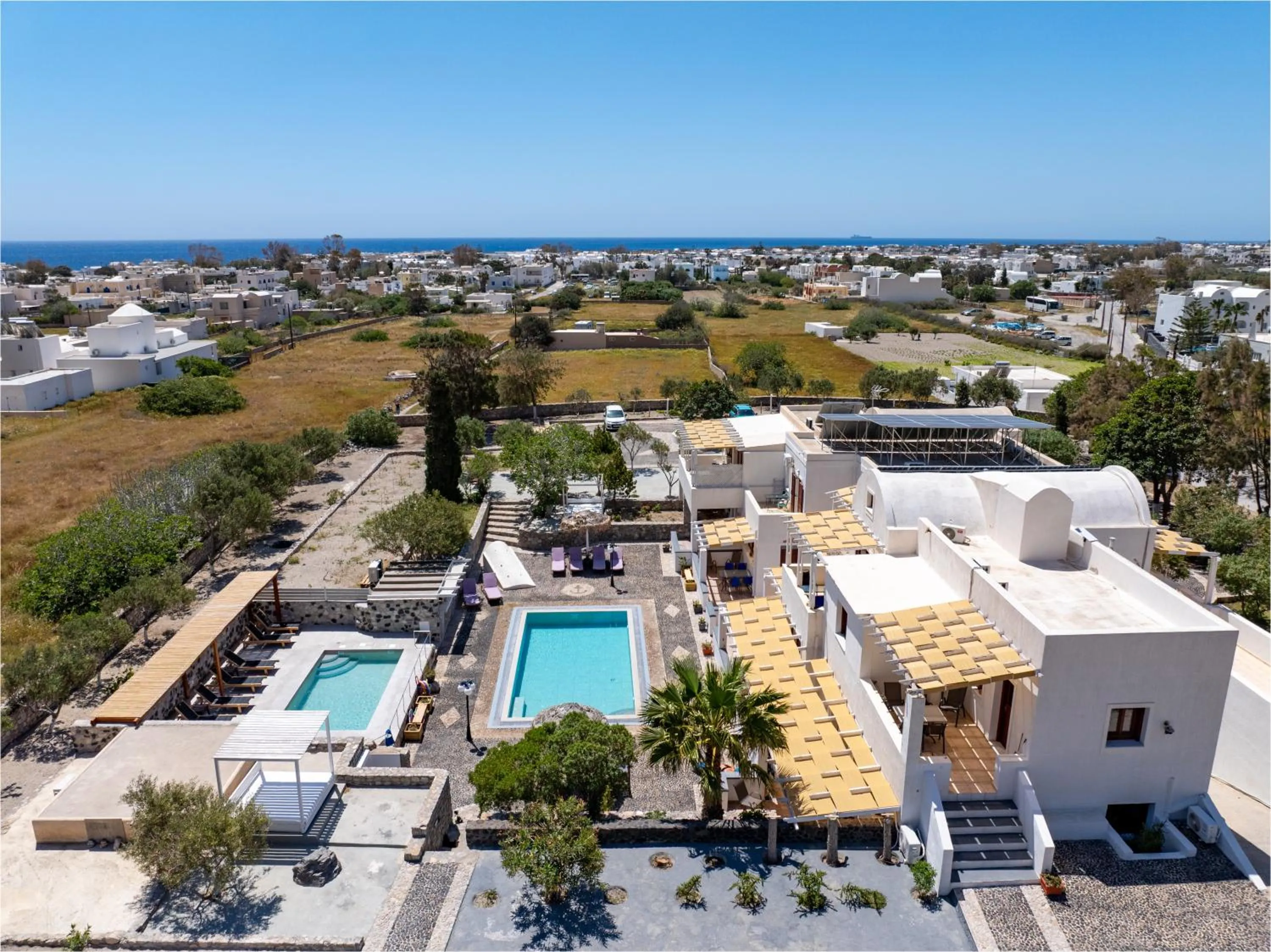 Birds Villa Apartments with Heated Pool - Including Car and Breakfast
