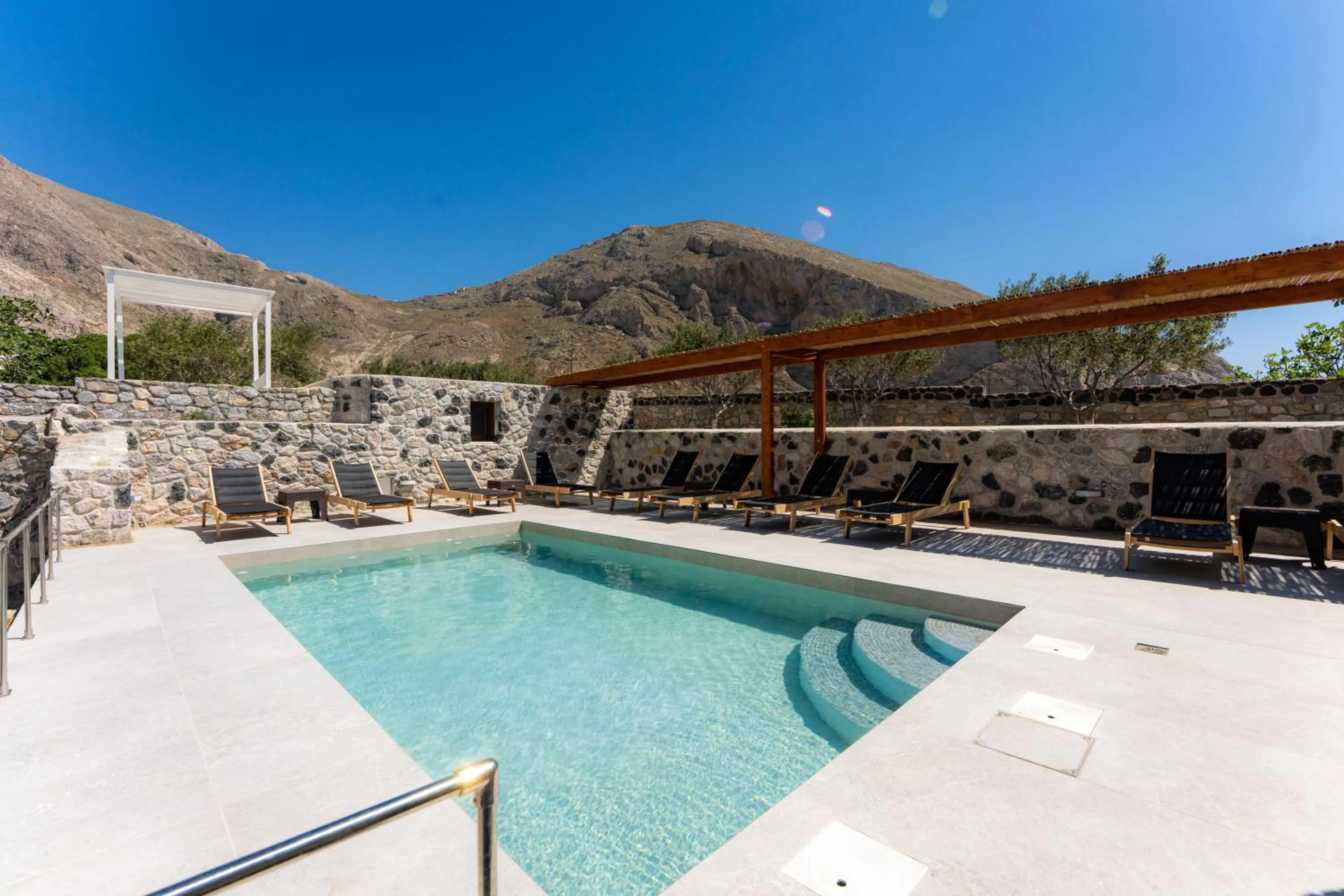Birds Villa Apartments with Heated Pool - Including Car and Breakfast