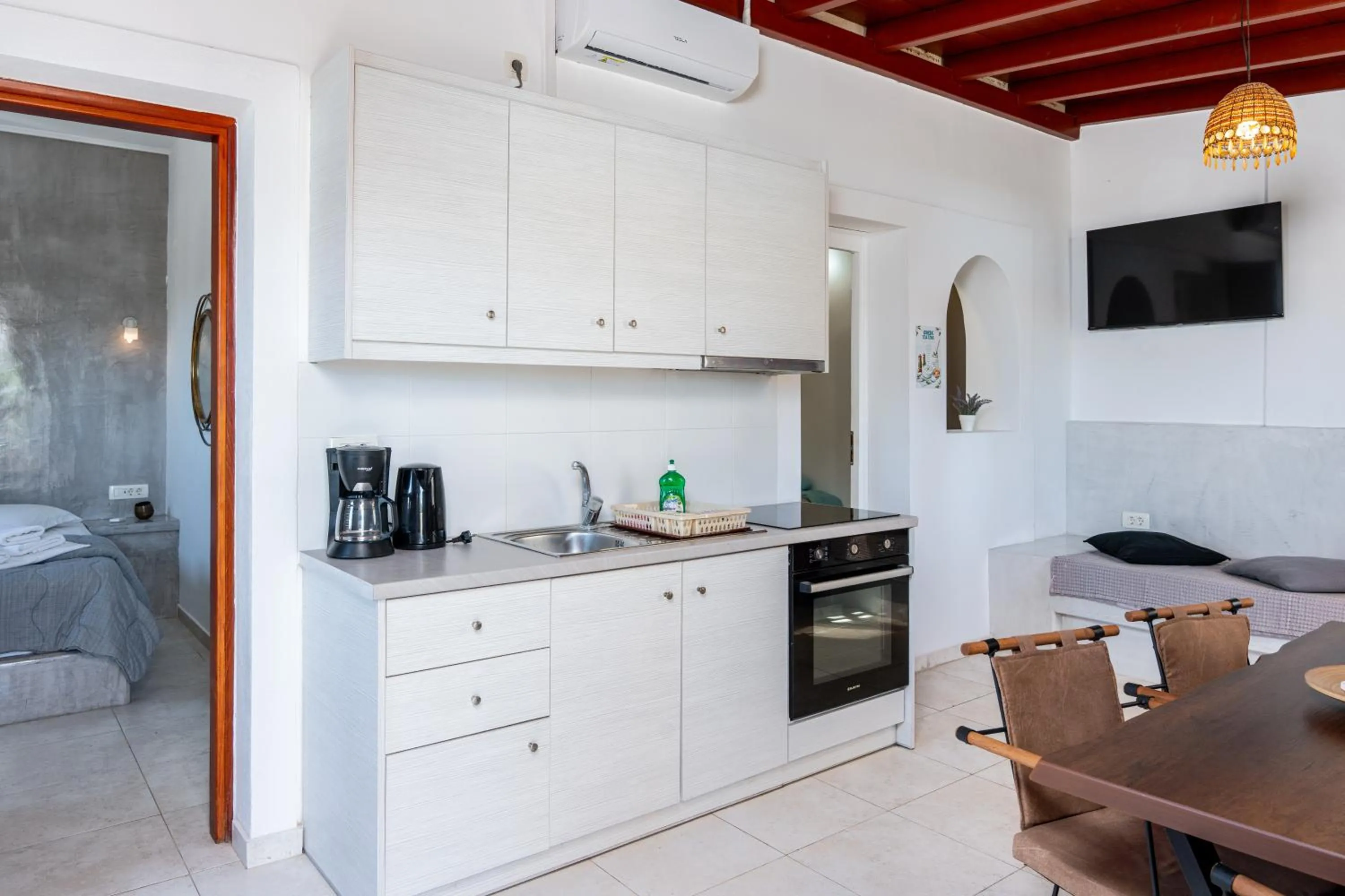 Birds Villa Apartments with Heated Pool - Including Car and Breakfast