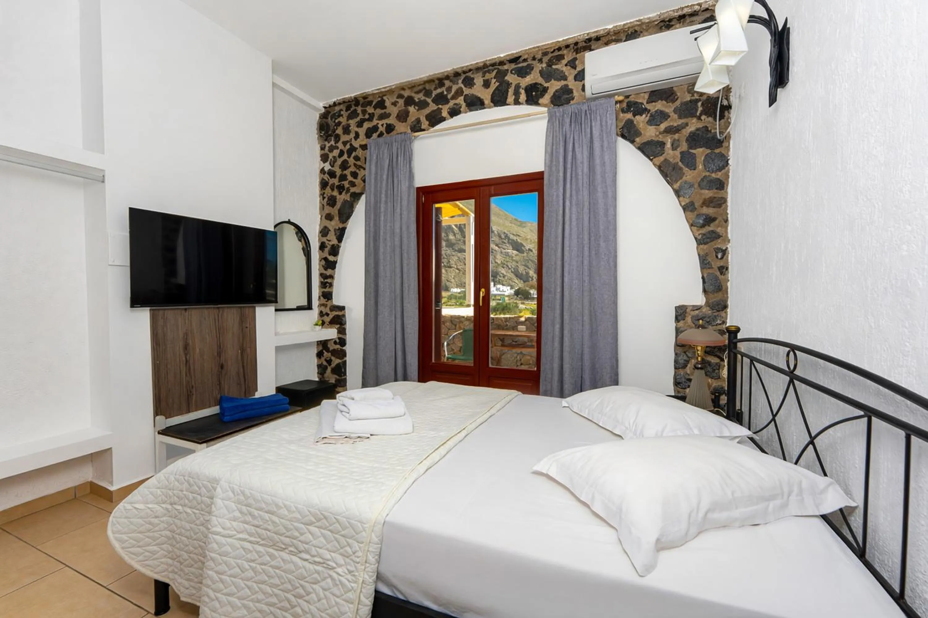 Bed in Birds Villa Apartments with Heated Pool - Including Car and Breakfast