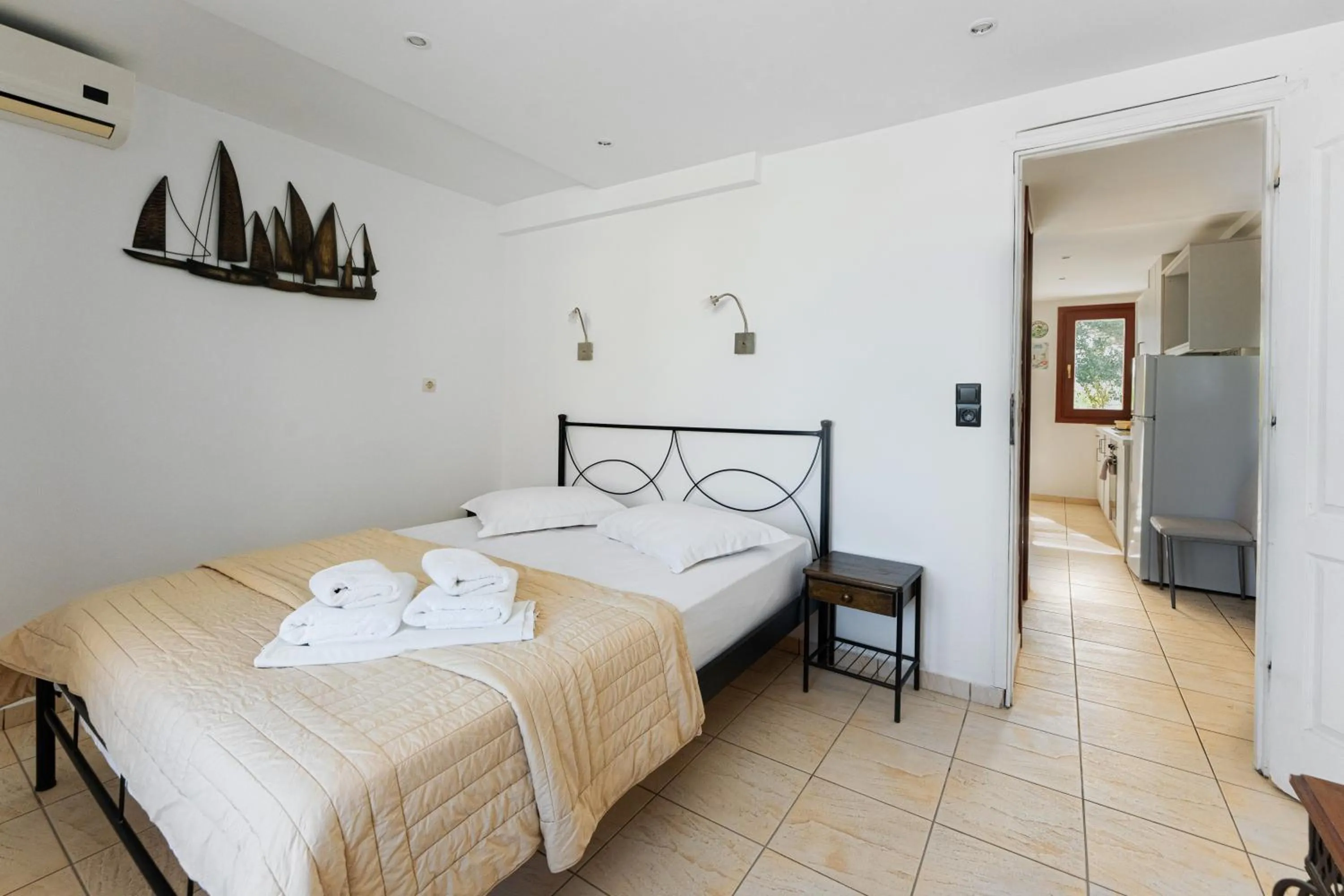 Bed in Birds Villa Apartments with Heated Pool - Including Car and Breakfast