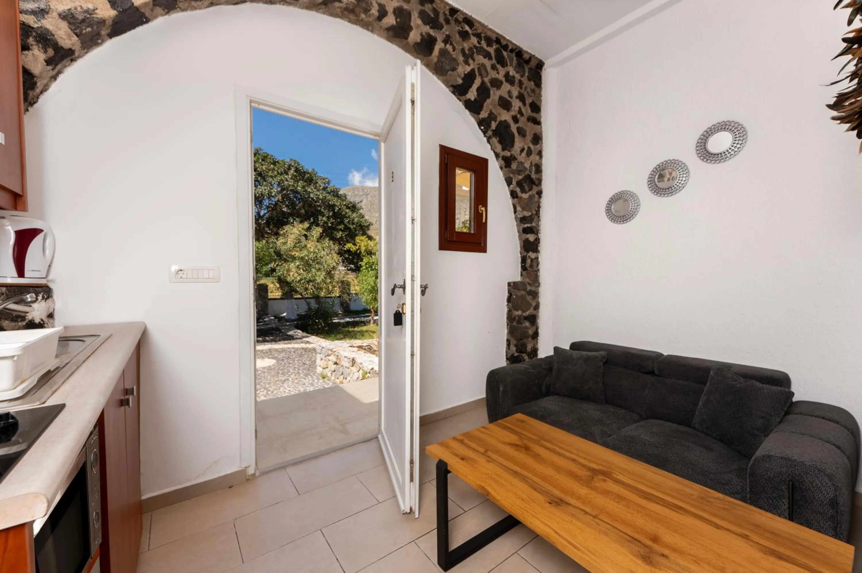 Birds Villa Apartments with Heated Pool - Including Car and Breakfast