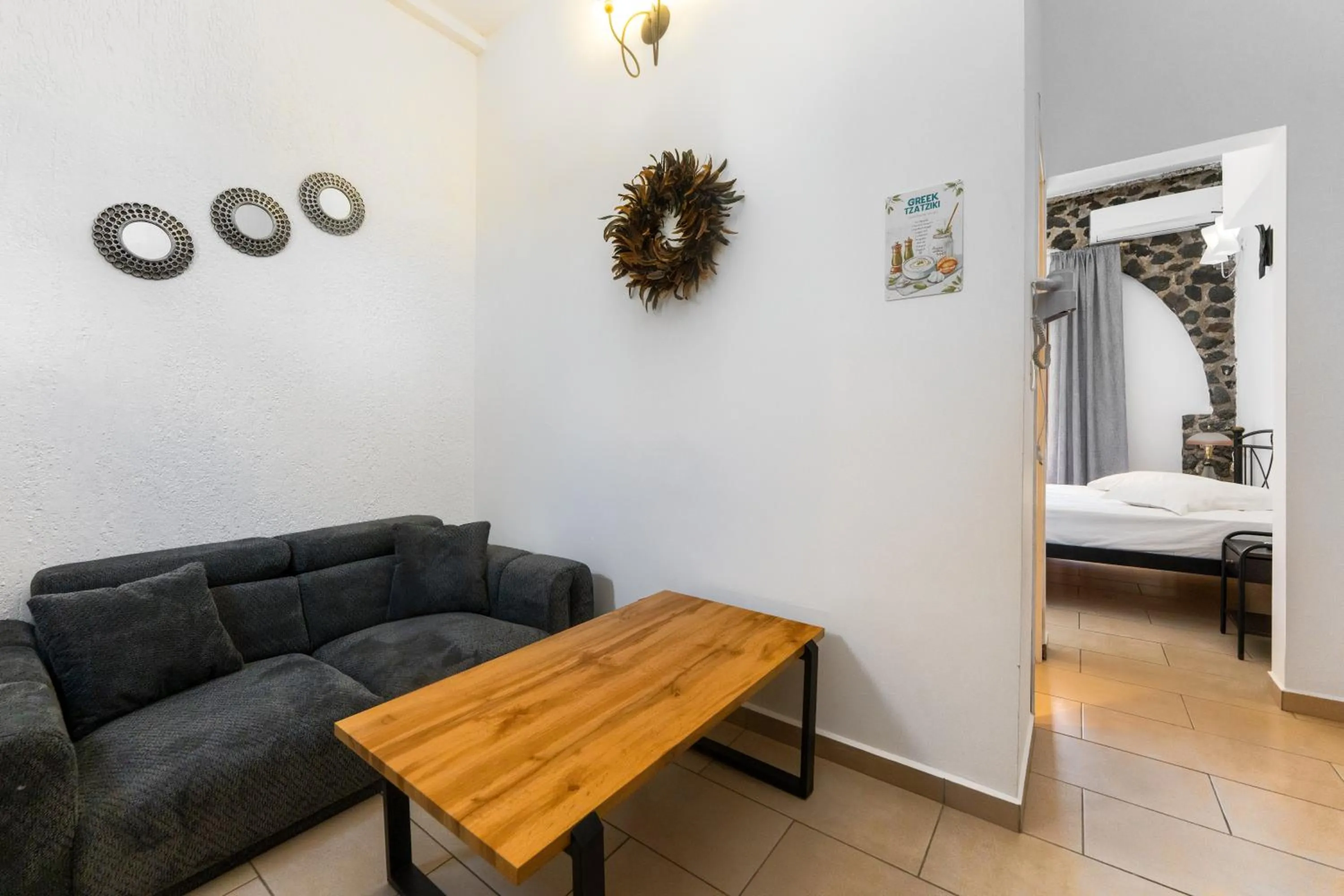 Bed in Birds Villa Apartments with Heated Pool - Including Car and Breakfast