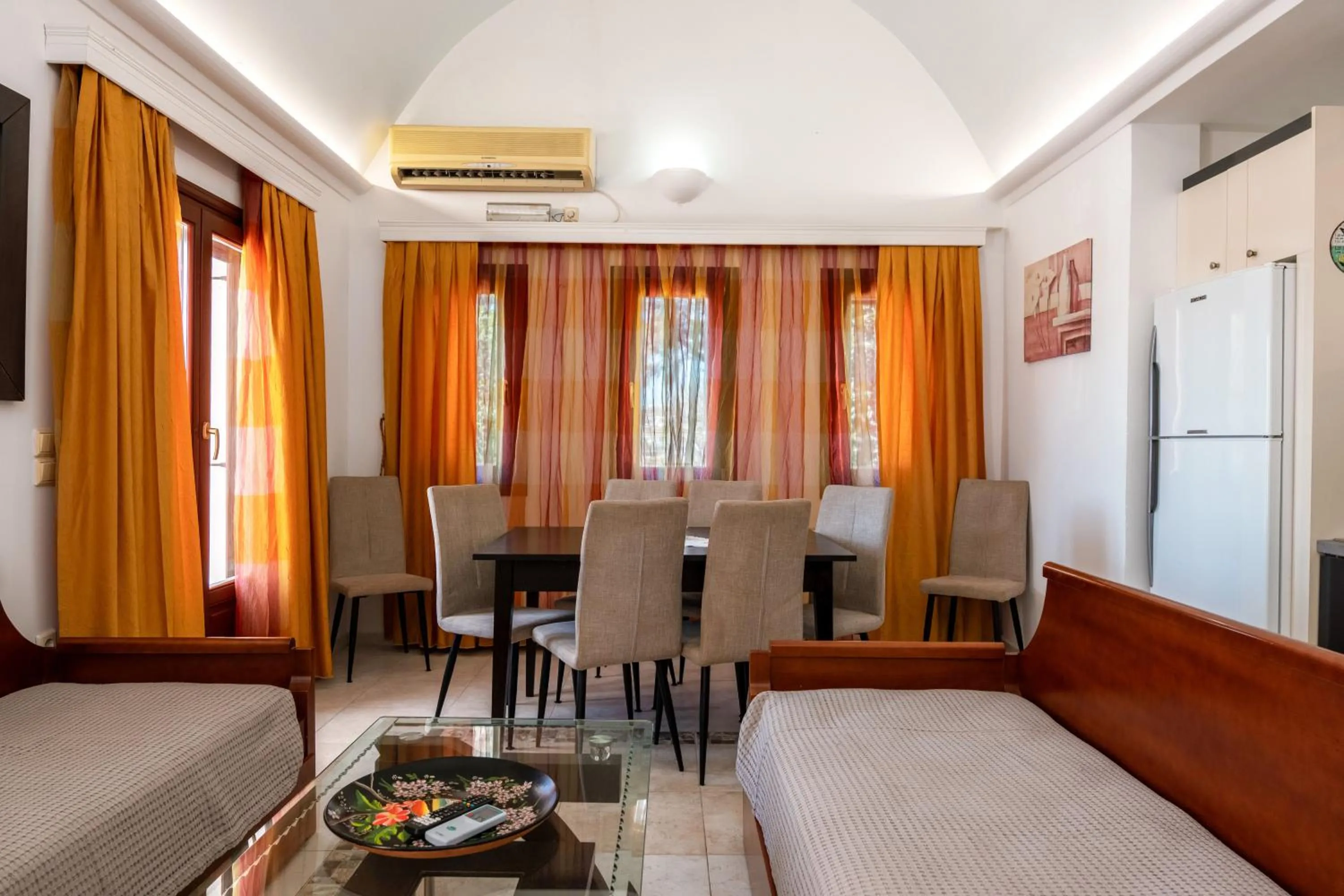 Bed in Birds Villa Apartments with Heated Pool - Including Car and Breakfast
