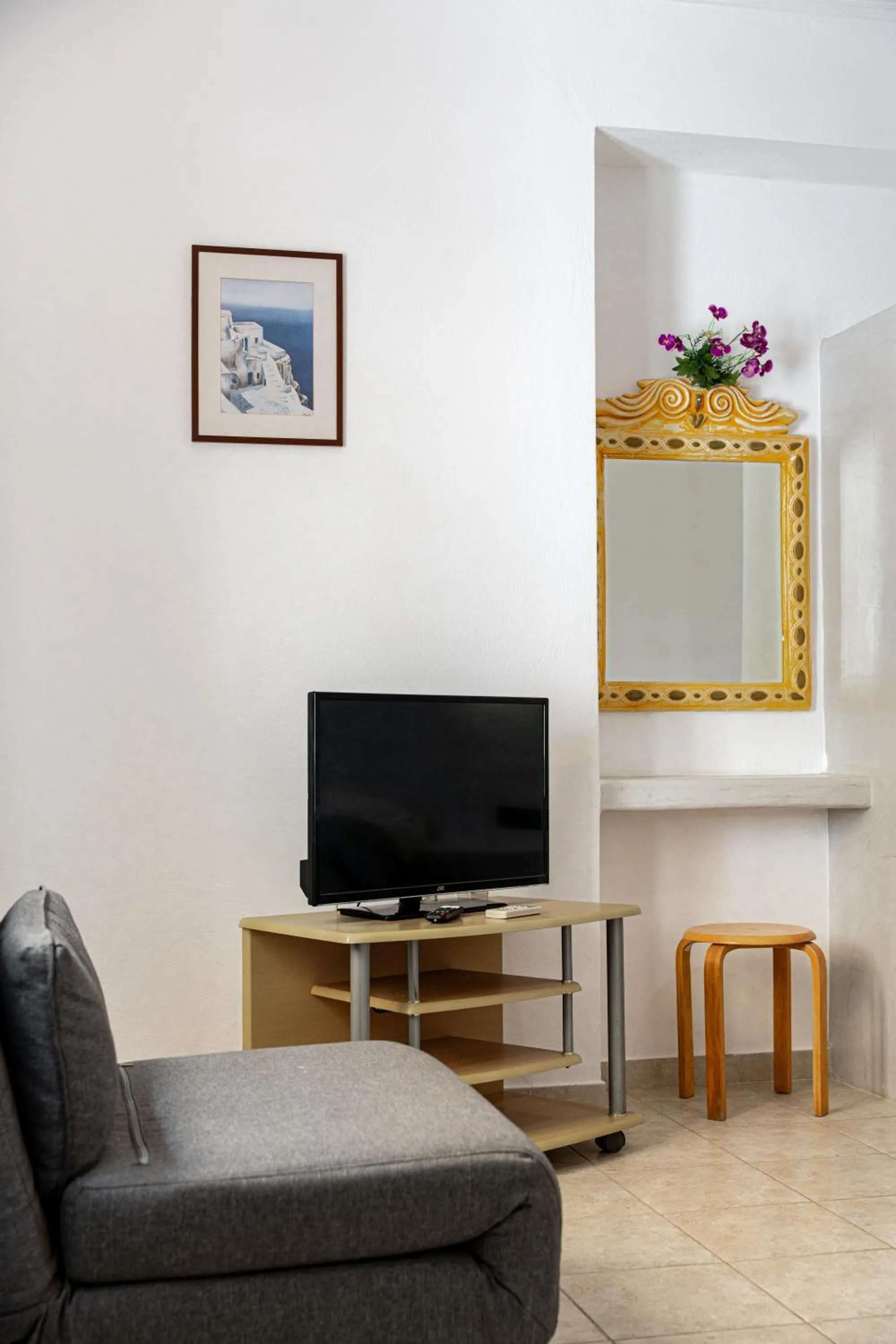 Birds Villa Apartments with Heated Pool - Including Car and Breakfast