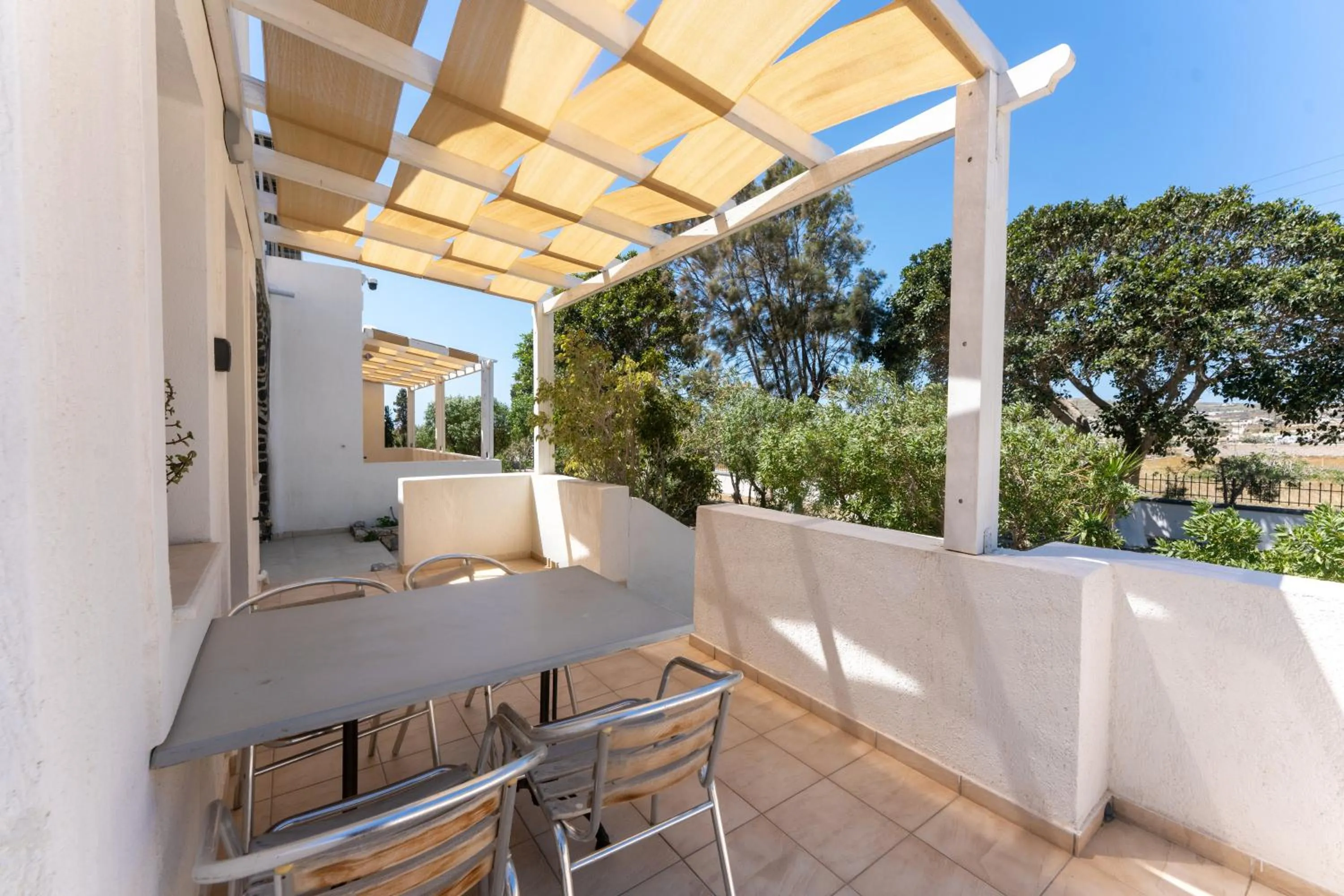 Birds Villa Apartments with Heated Pool - Including Car and Breakfast