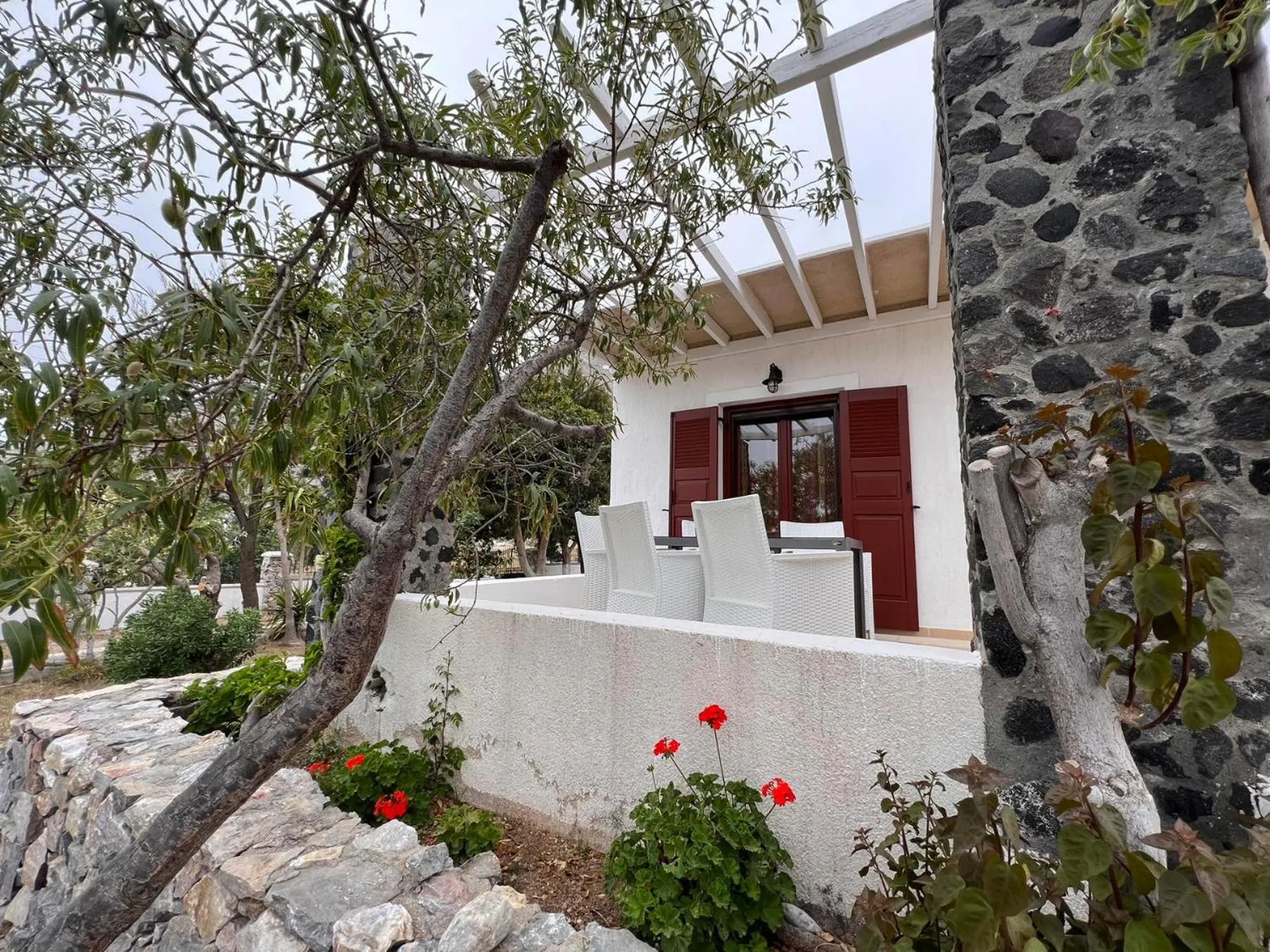 Birds Villa Apartments with Heated Pool - Including Car and Breakfast