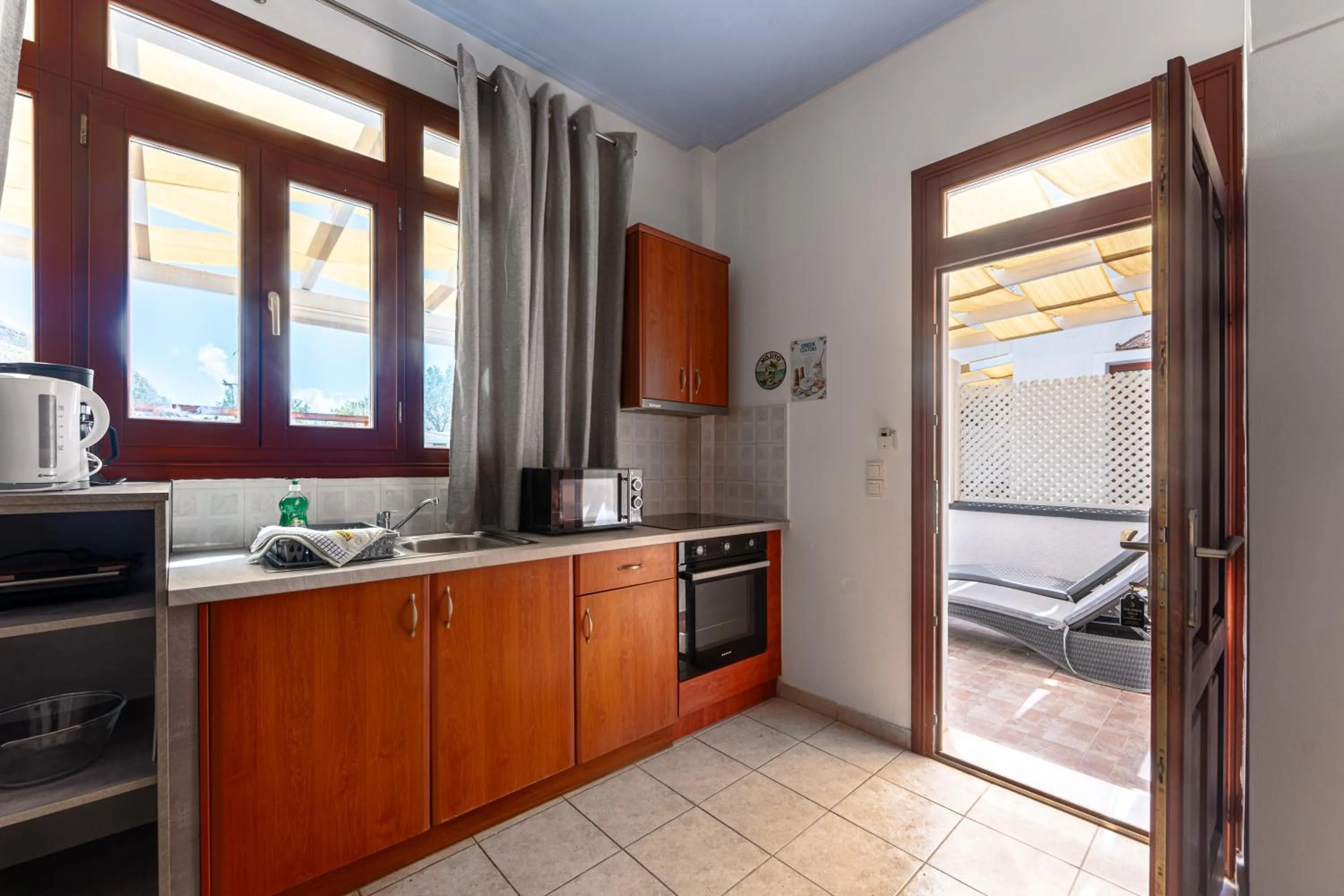 Birds Villa Apartments with Heated Pool - Including Car and Breakfast
