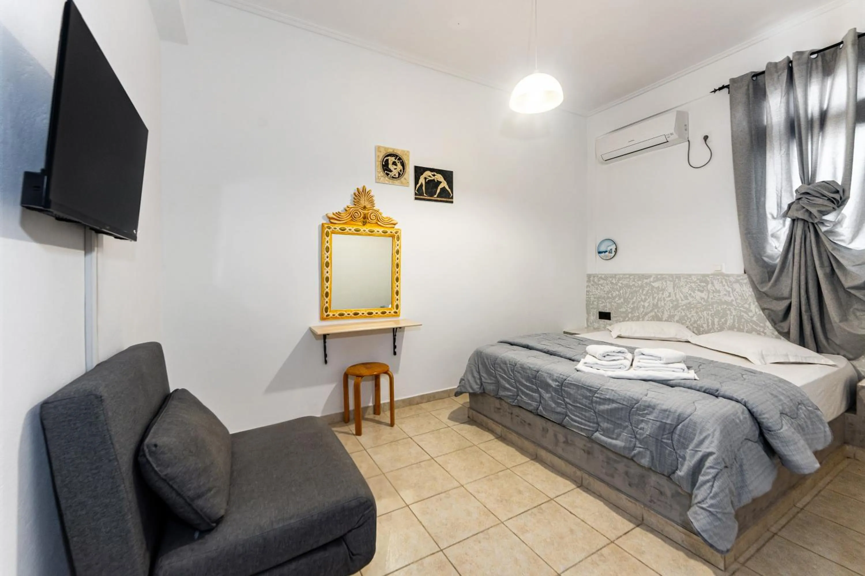 Bed in Birds Villa Apartments with Heated Pool - Including Car and Breakfast