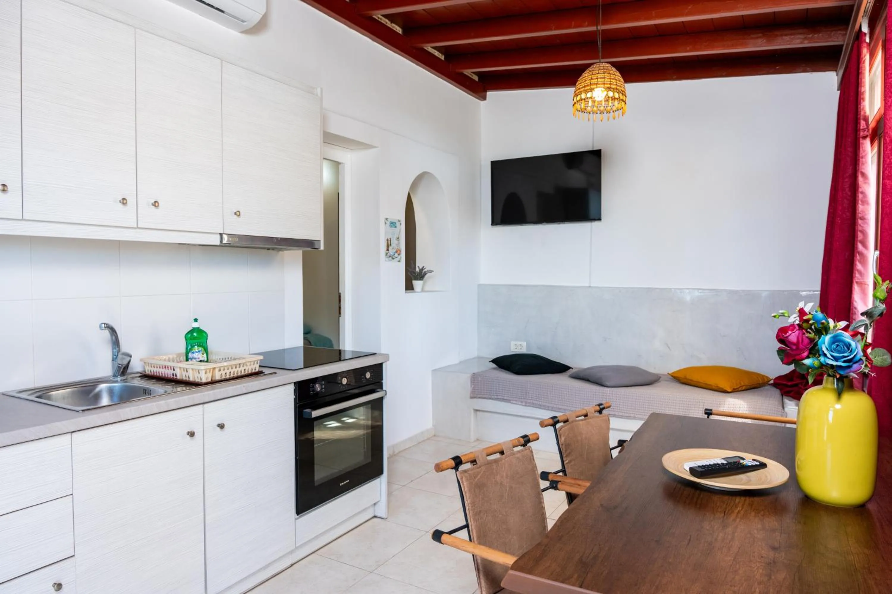 Birds Villa Apartments with Heated Pool - Including Car and Breakfast