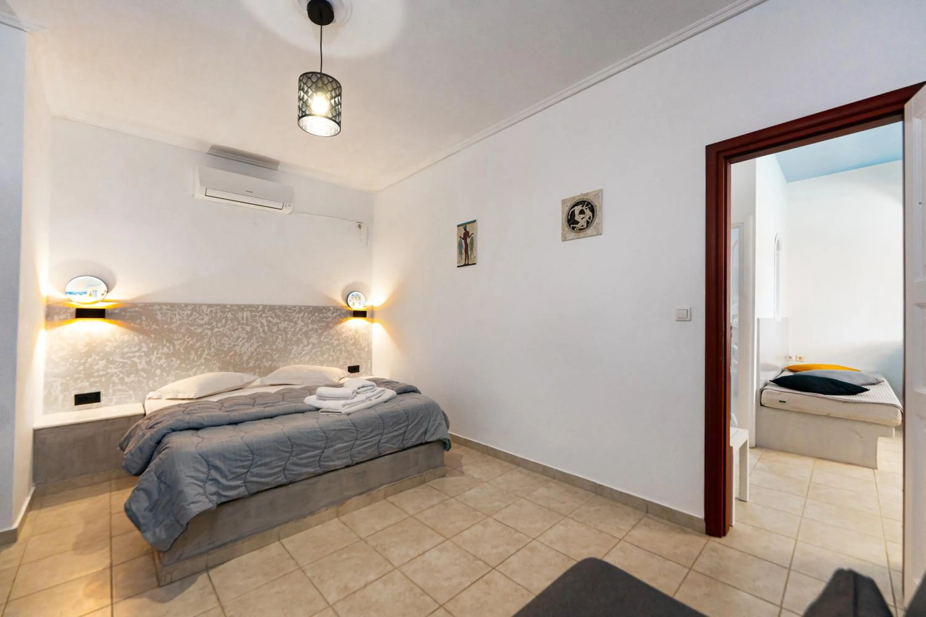Bed in Birds Villa Apartments with Heated Pool - Including Car and Breakfast