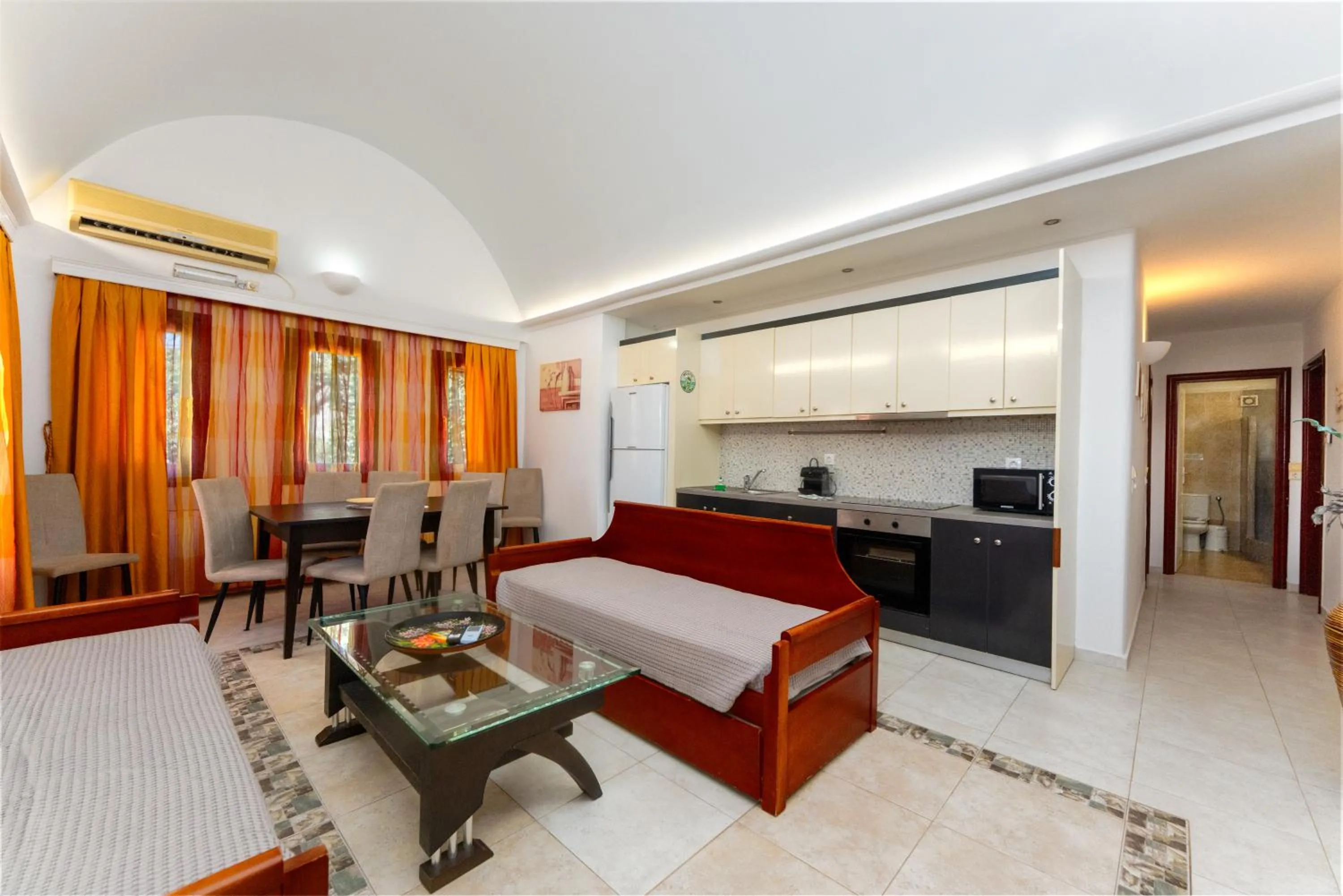 Bed in Birds Villa Apartments with Heated Pool - Including Car and Breakfast