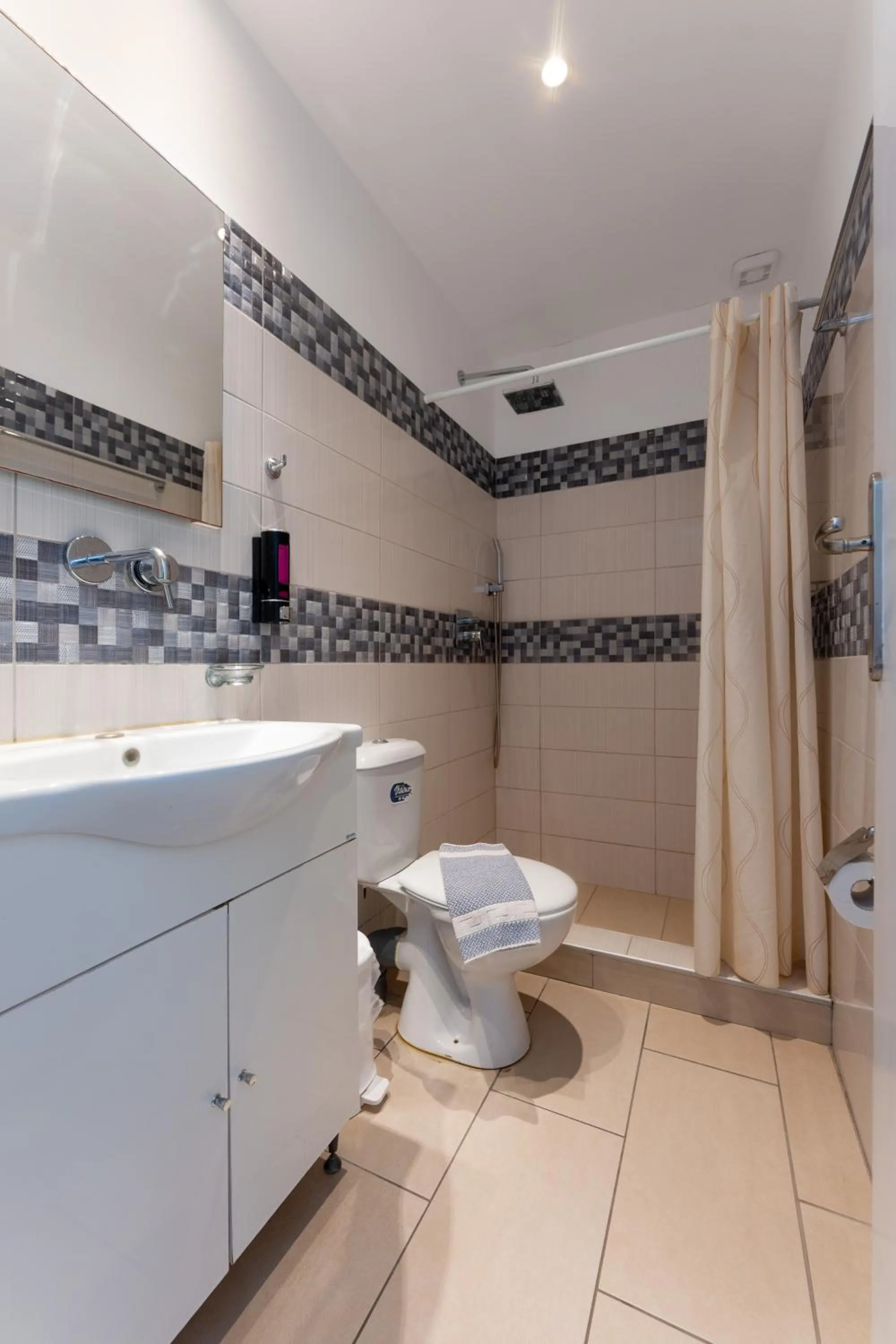 Birds Villa Apartments with Heated Pool - Including Car and Breakfast