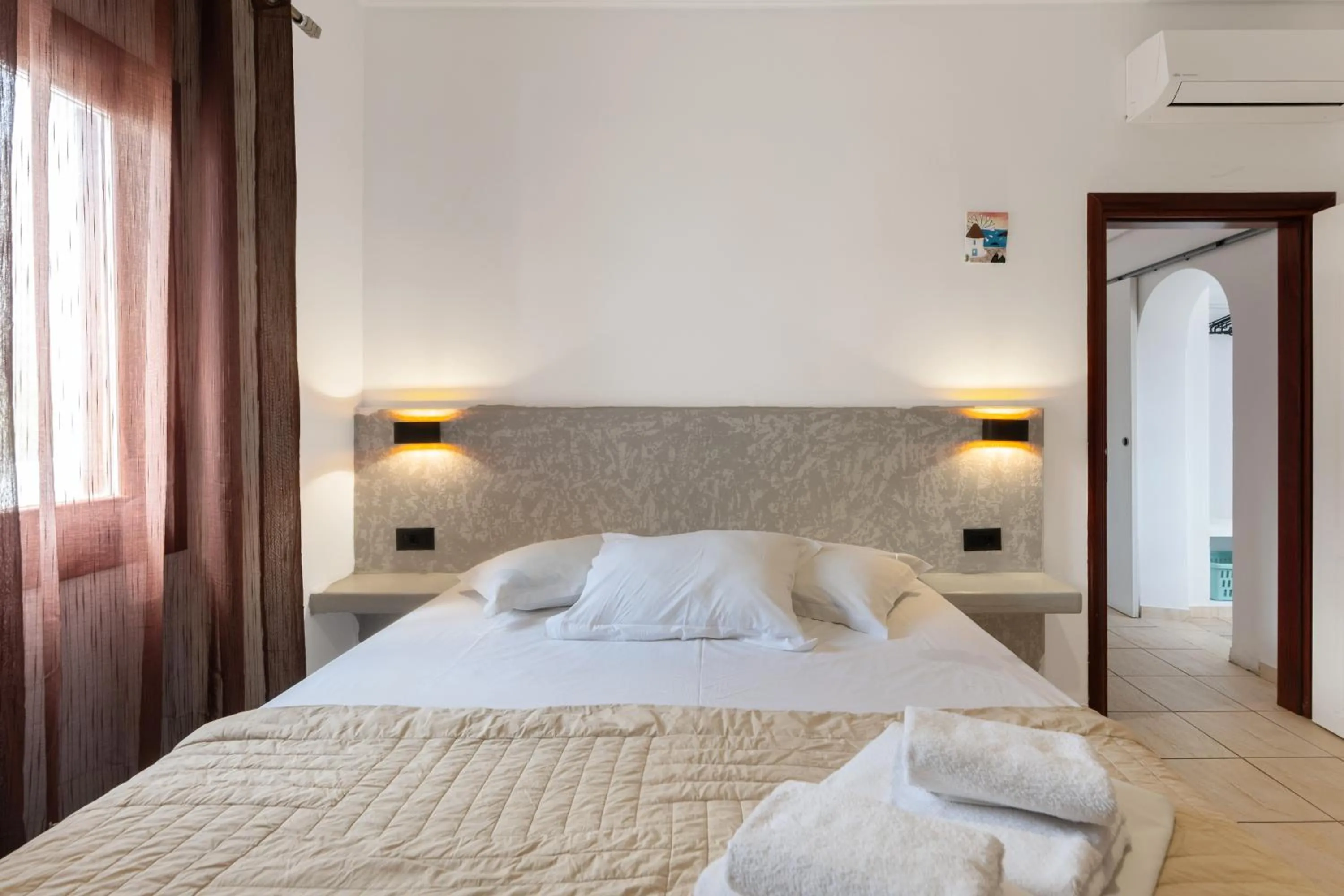 Bed in Birds Villa Apartments with Heated Pool - Including Car and Breakfast