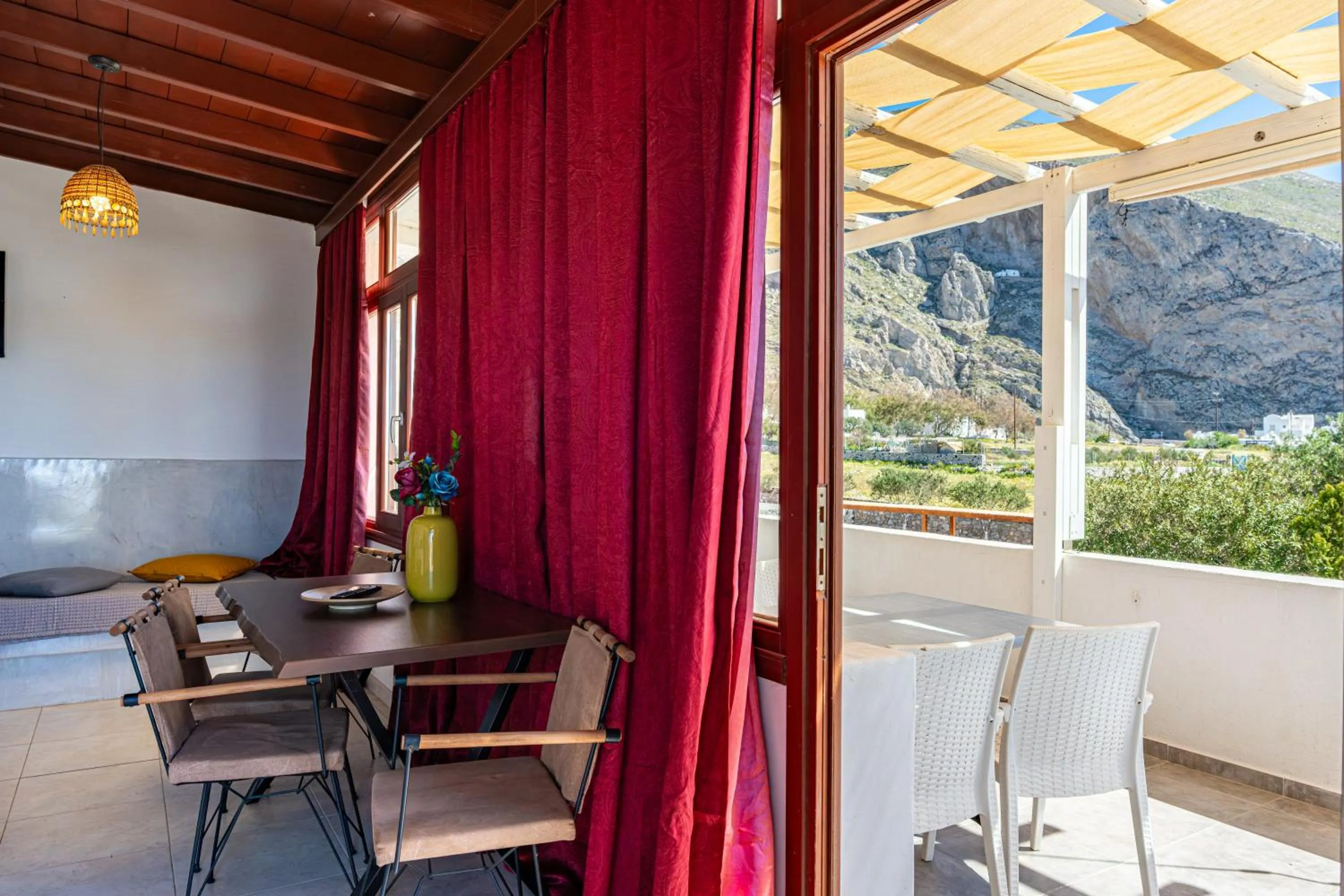 Birds Villa Apartments with Heated Pool - Including Car and Breakfast
