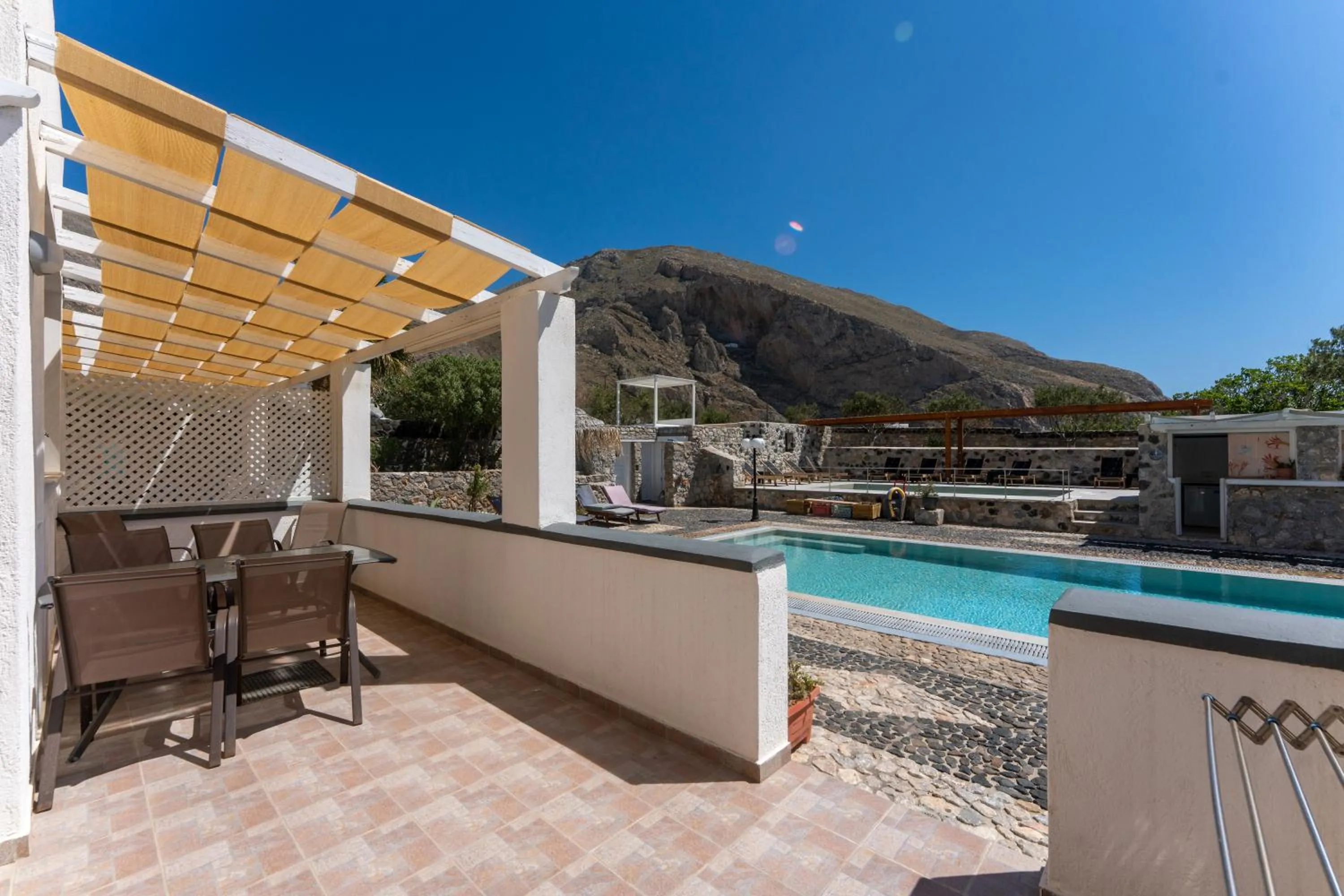 Birds Villa Apartments with Heated Pool - Including Car and Breakfast