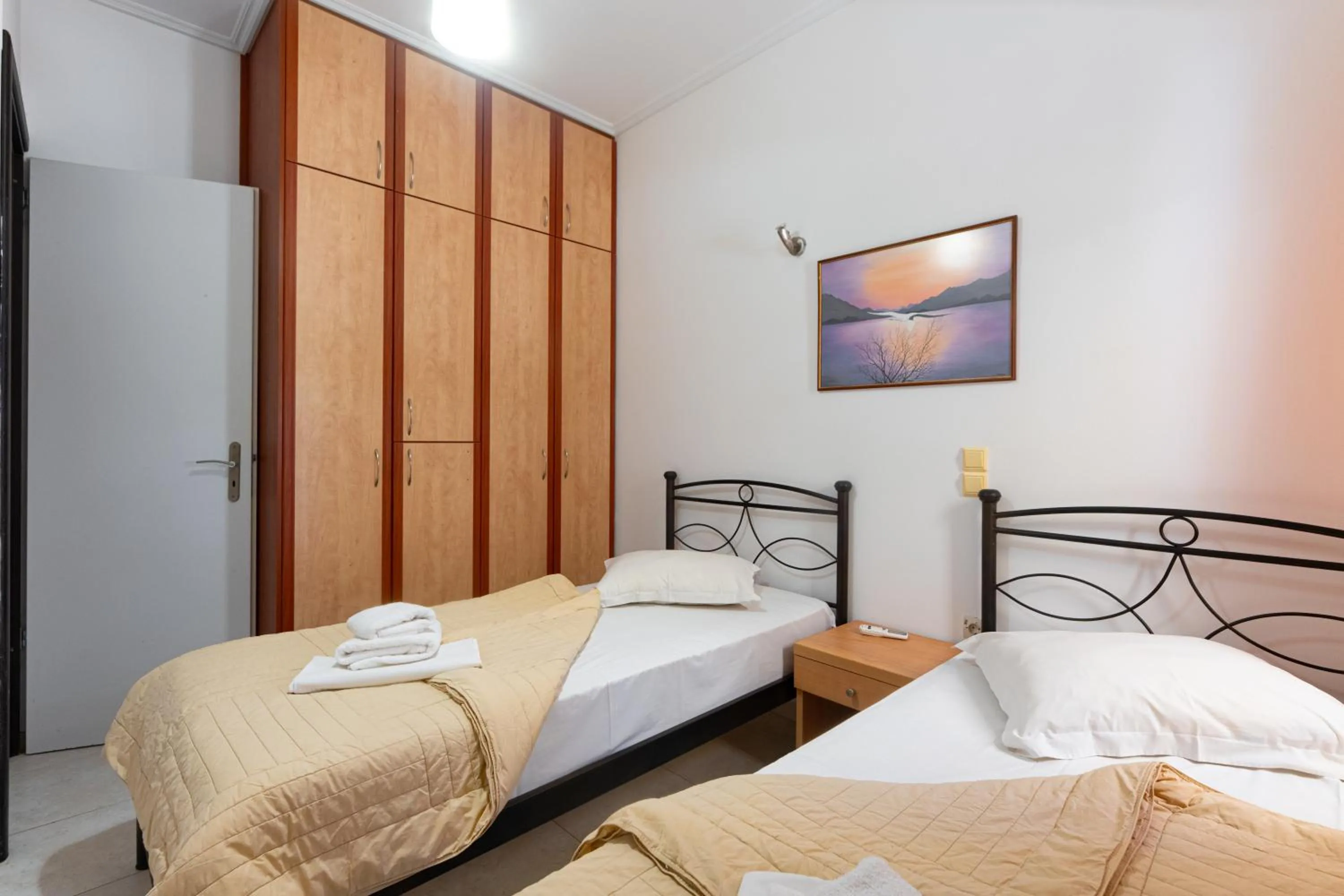 Bed in Birds Villa Apartments with Heated Pool - Including Car and Breakfast