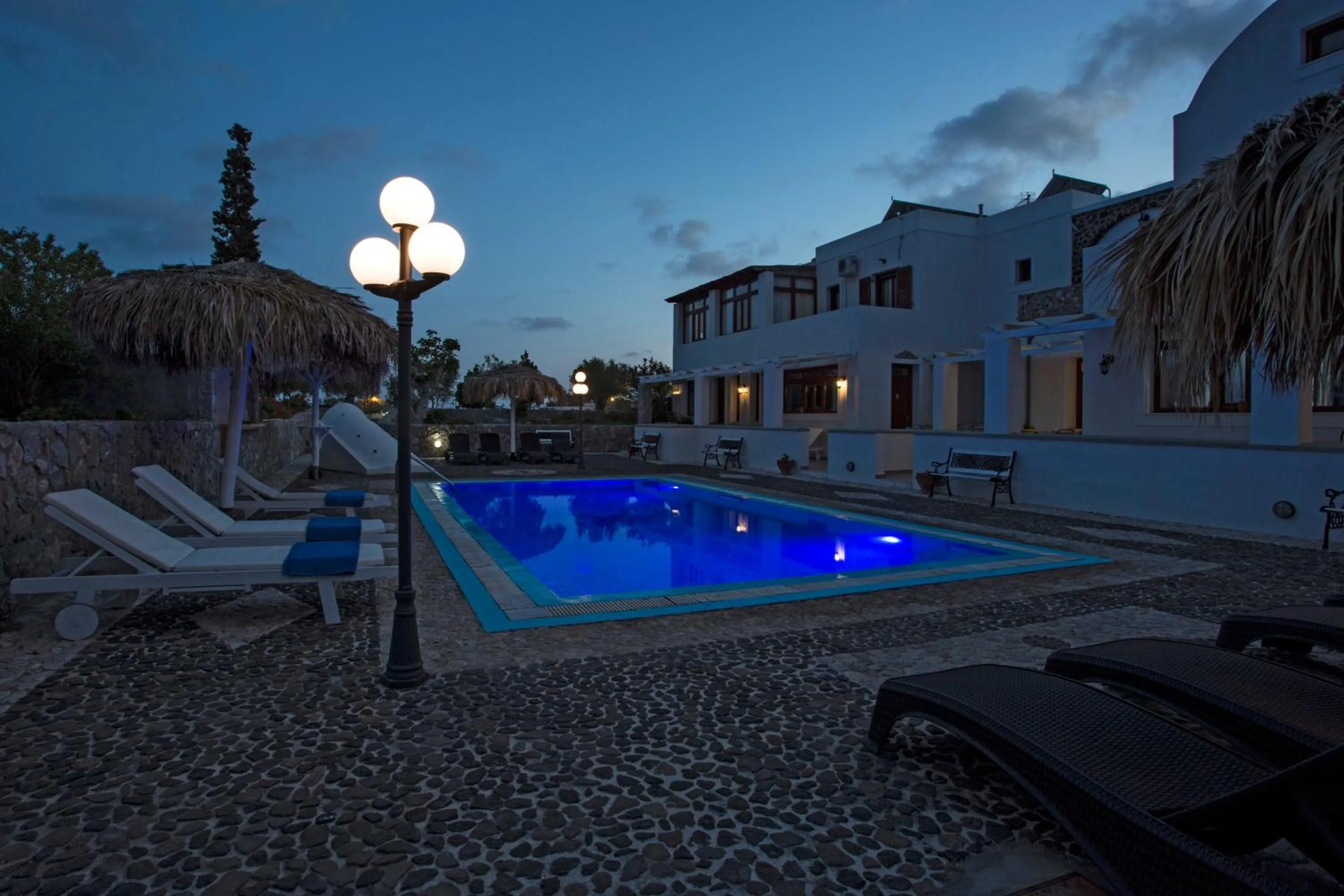 Birds Villa Apartments with Heated Pool - Including Car and Breakfast